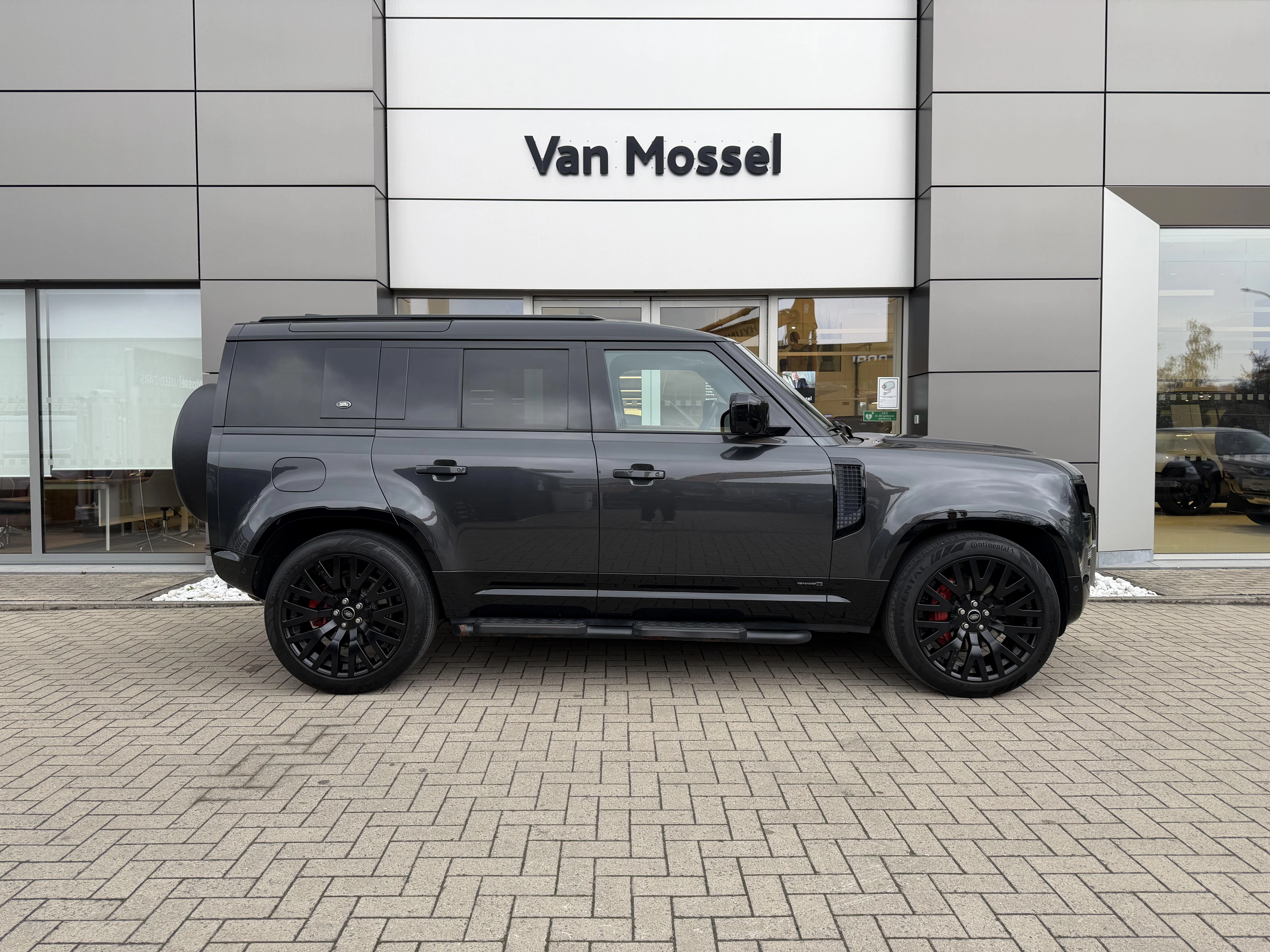 Land Rover Defender P400 XS Edition