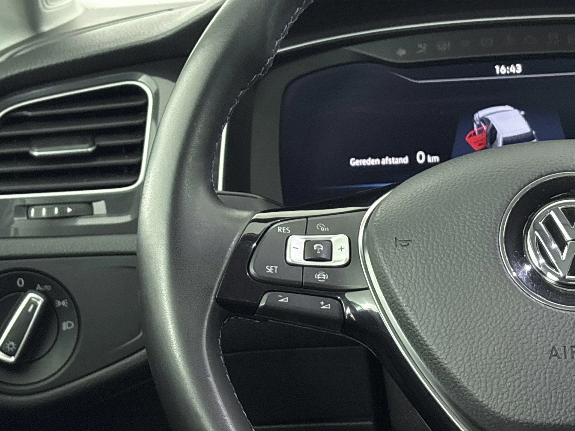 Volkswagen-e-Golf-image-5