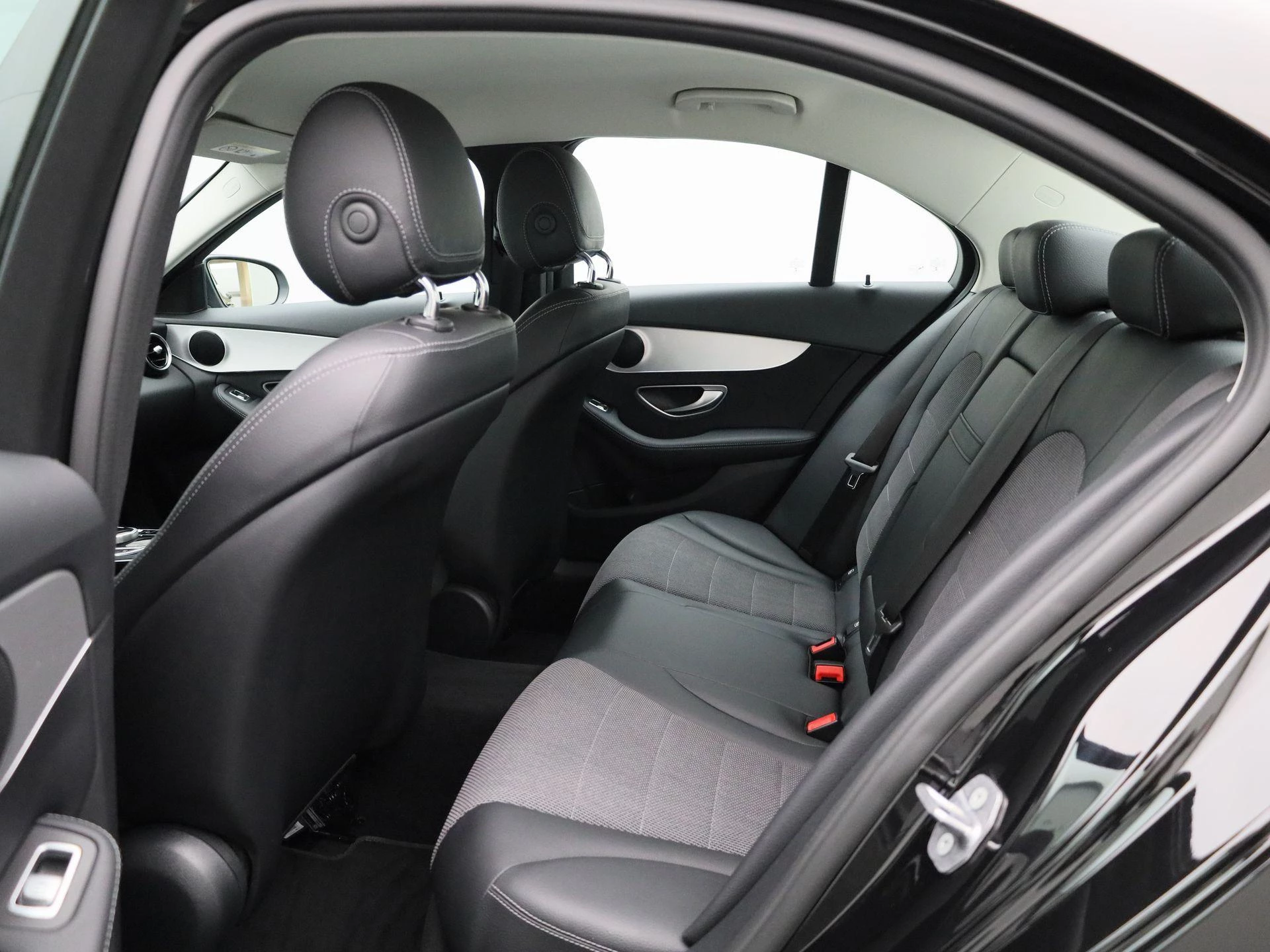Mercedes-Benz-C-Klasse-image-9