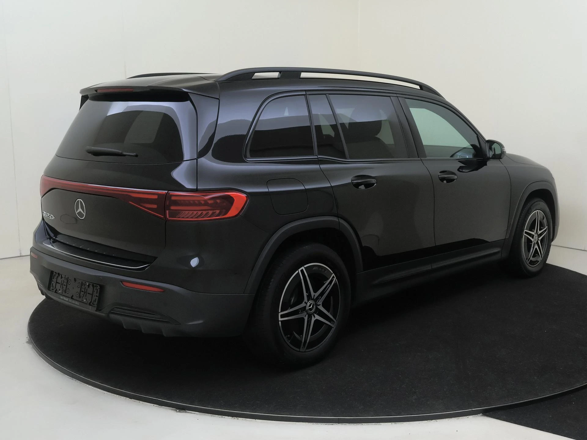 Mercedes-Benz-EQB-image-3