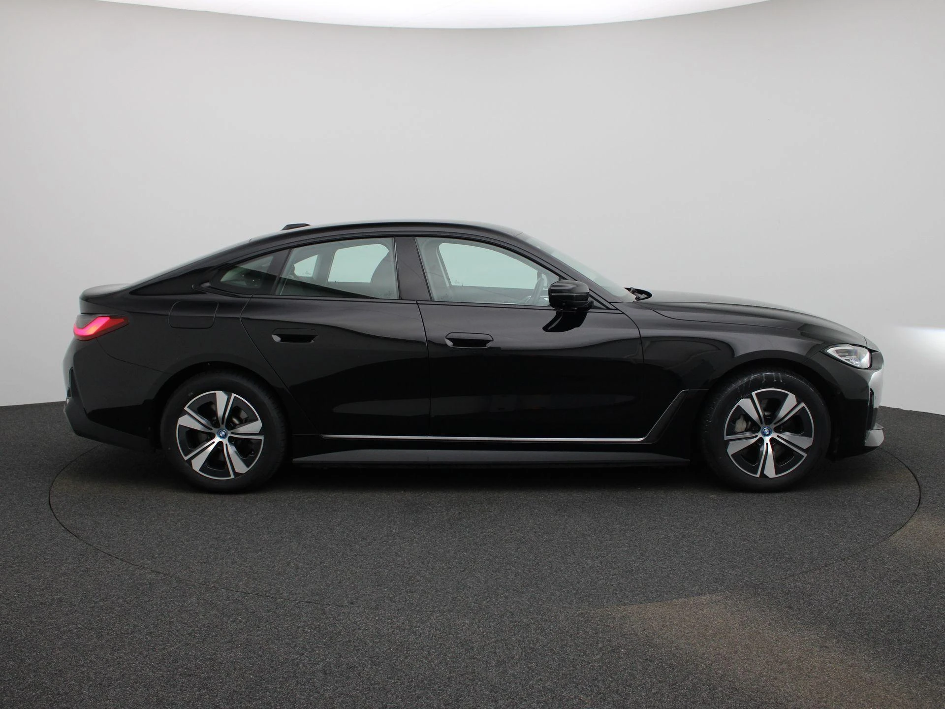 BMW-i4-image-5
