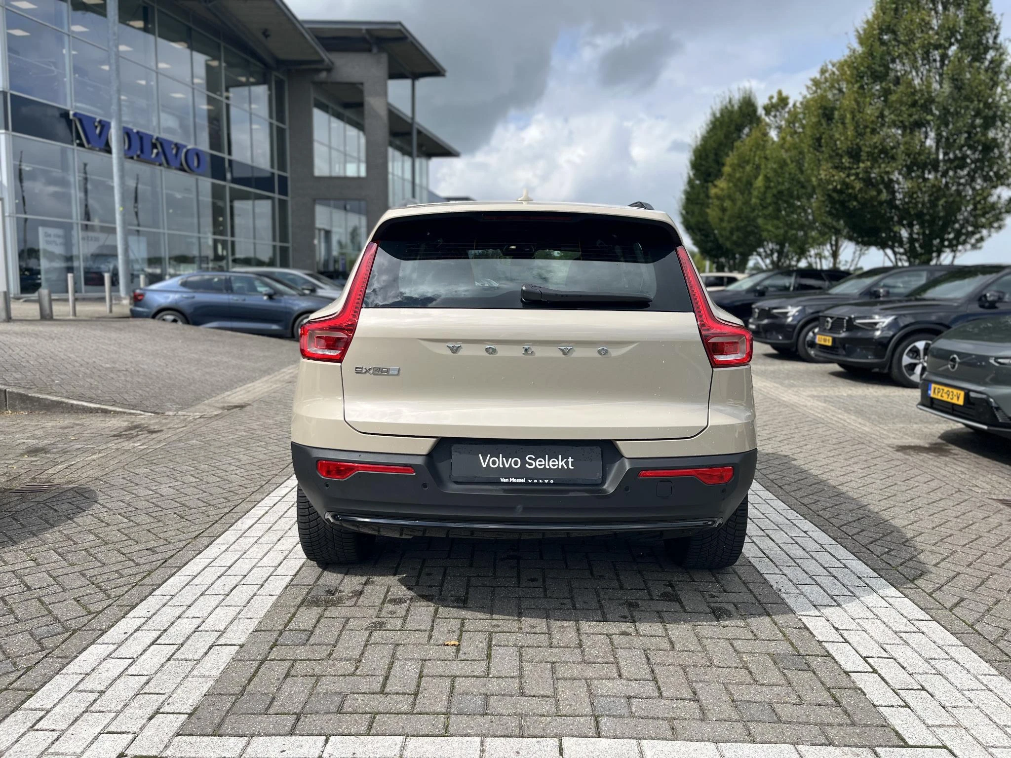 Volvo-EX40-image-8