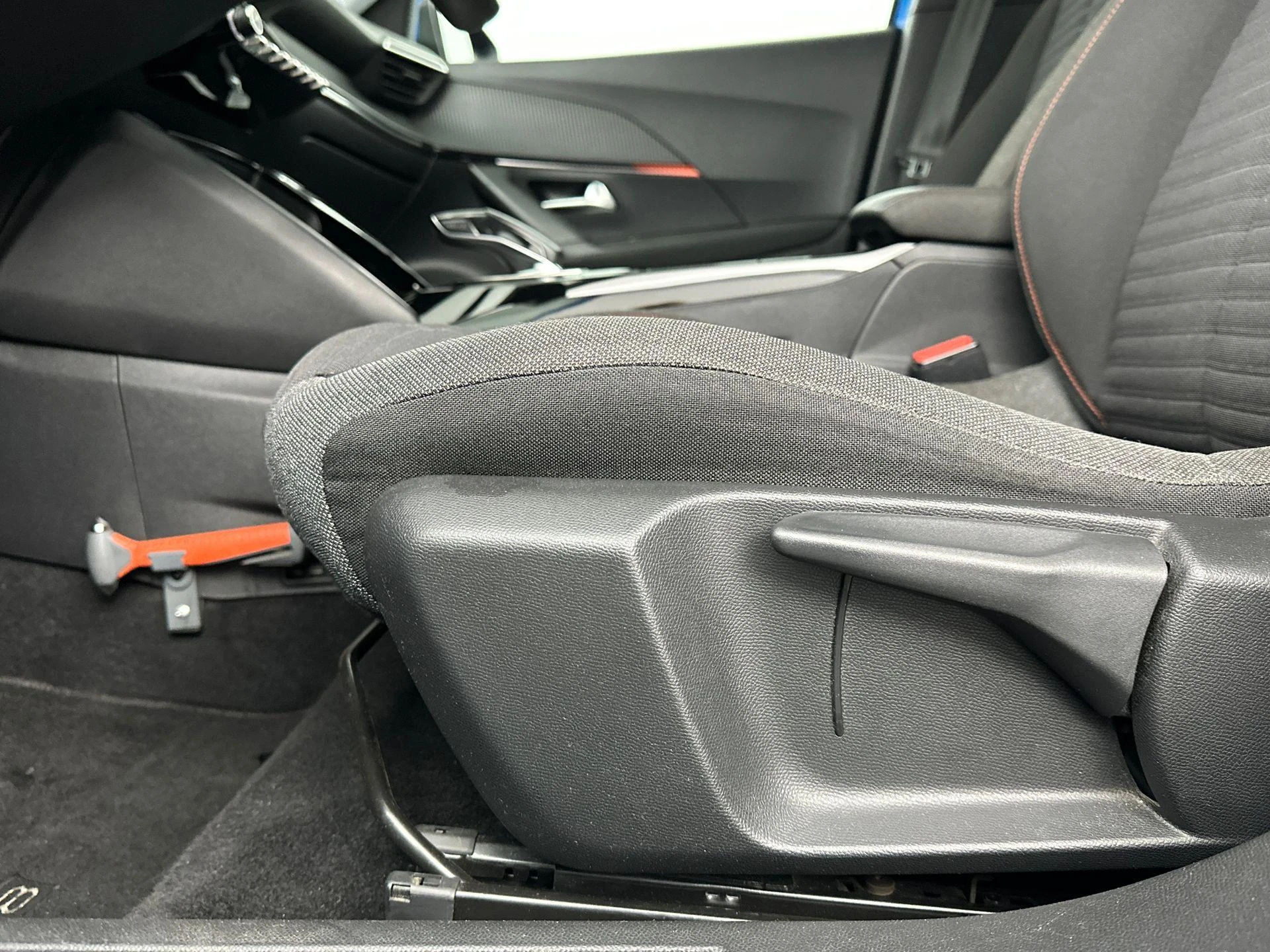 Peugeot-e-2008-image-11