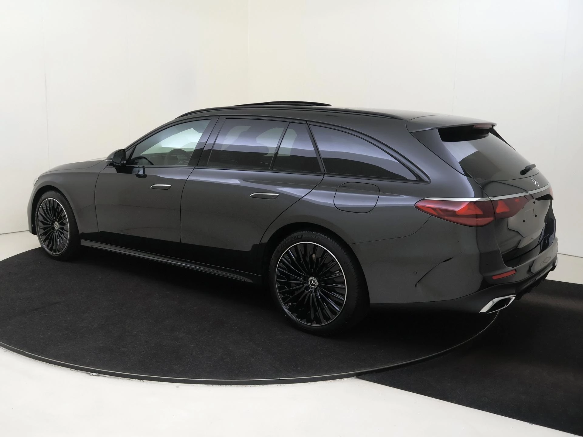 Mercedes-Benz-E-Klasse-image-2