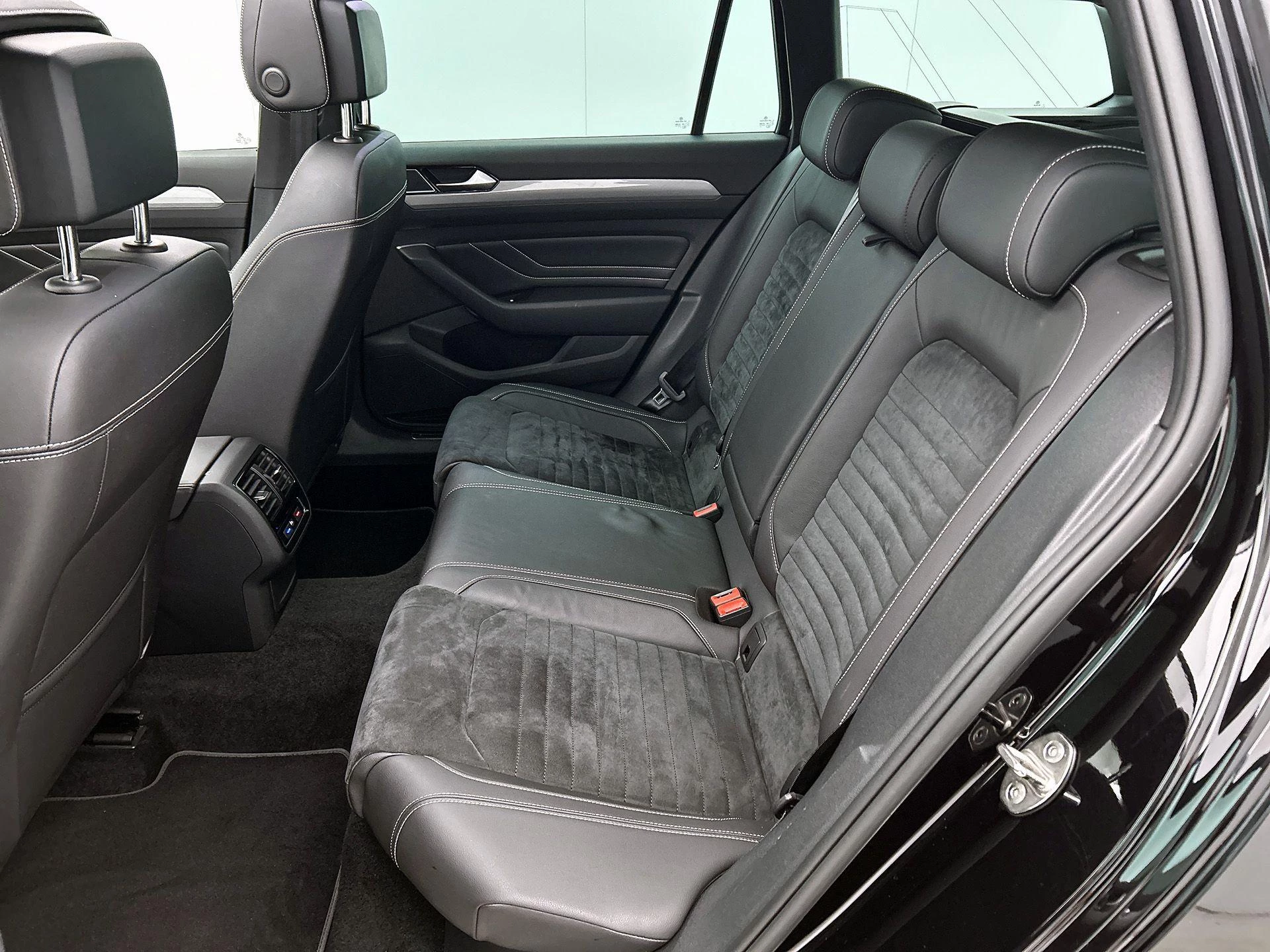 Volkswagen-Passat-image-35