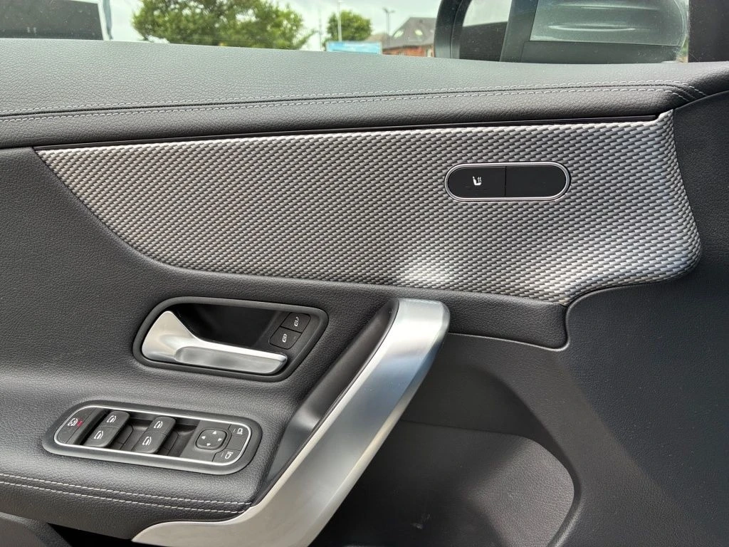 Mercedes-Benz-CLA 200 d-image-8