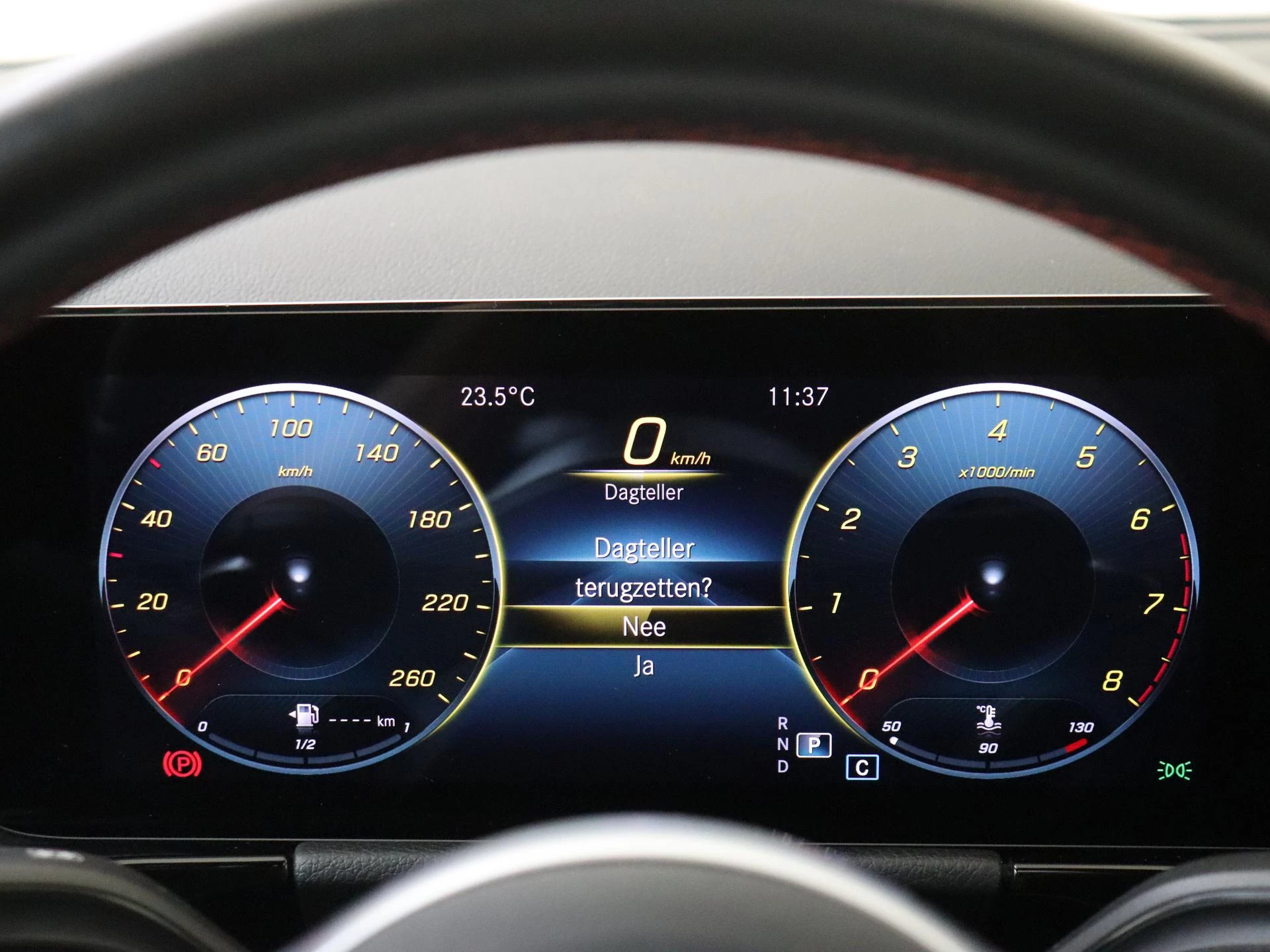 Mercedes-Benz-GLA-image-11