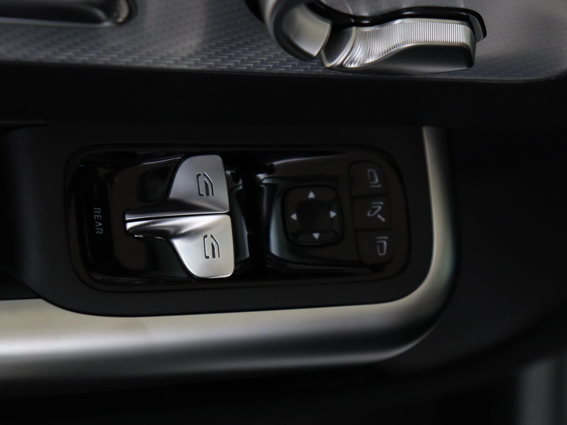 Mercedes-Benz-GLB-image-24