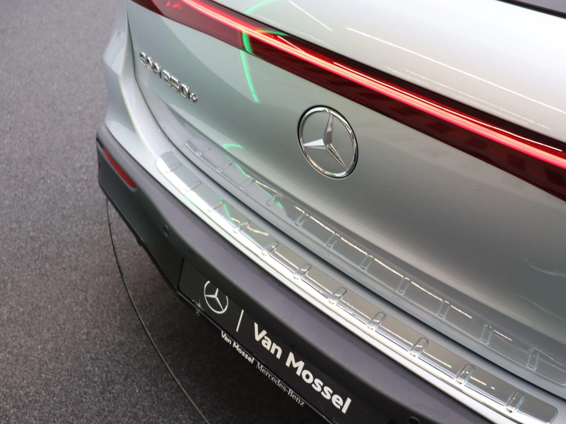 Mercedes-Benz EQA 250+ AMG Line + CARPLAY + PANORAMISCH DAK + NIGHTPAKKET +