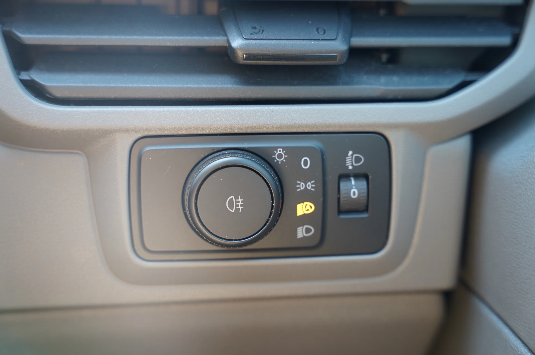 Volkswagen-Transporter-image-17