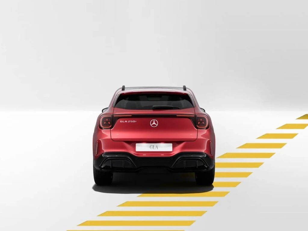 Mercedes-Benz-GLA 250+-image-4