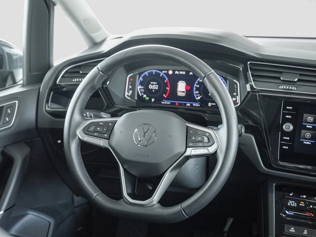 Volkswagen-Touran-image-12