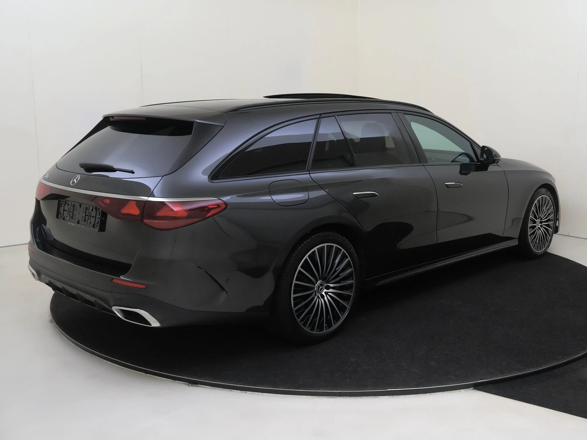 Mercedes-Benz-E-Klasse-image-1