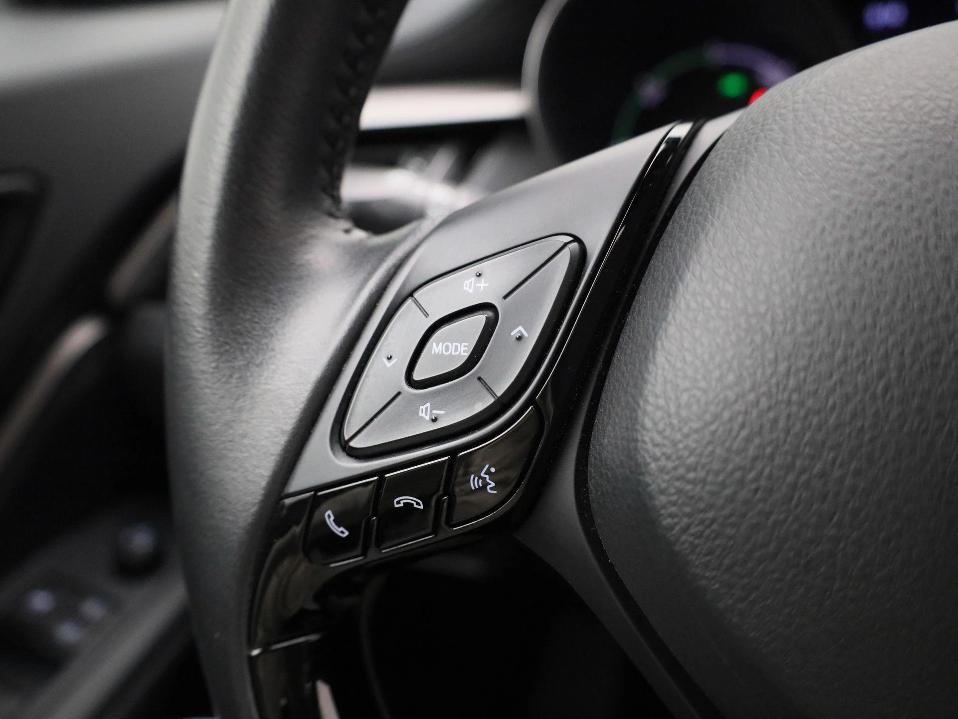 Toyota-C-HR-image-18