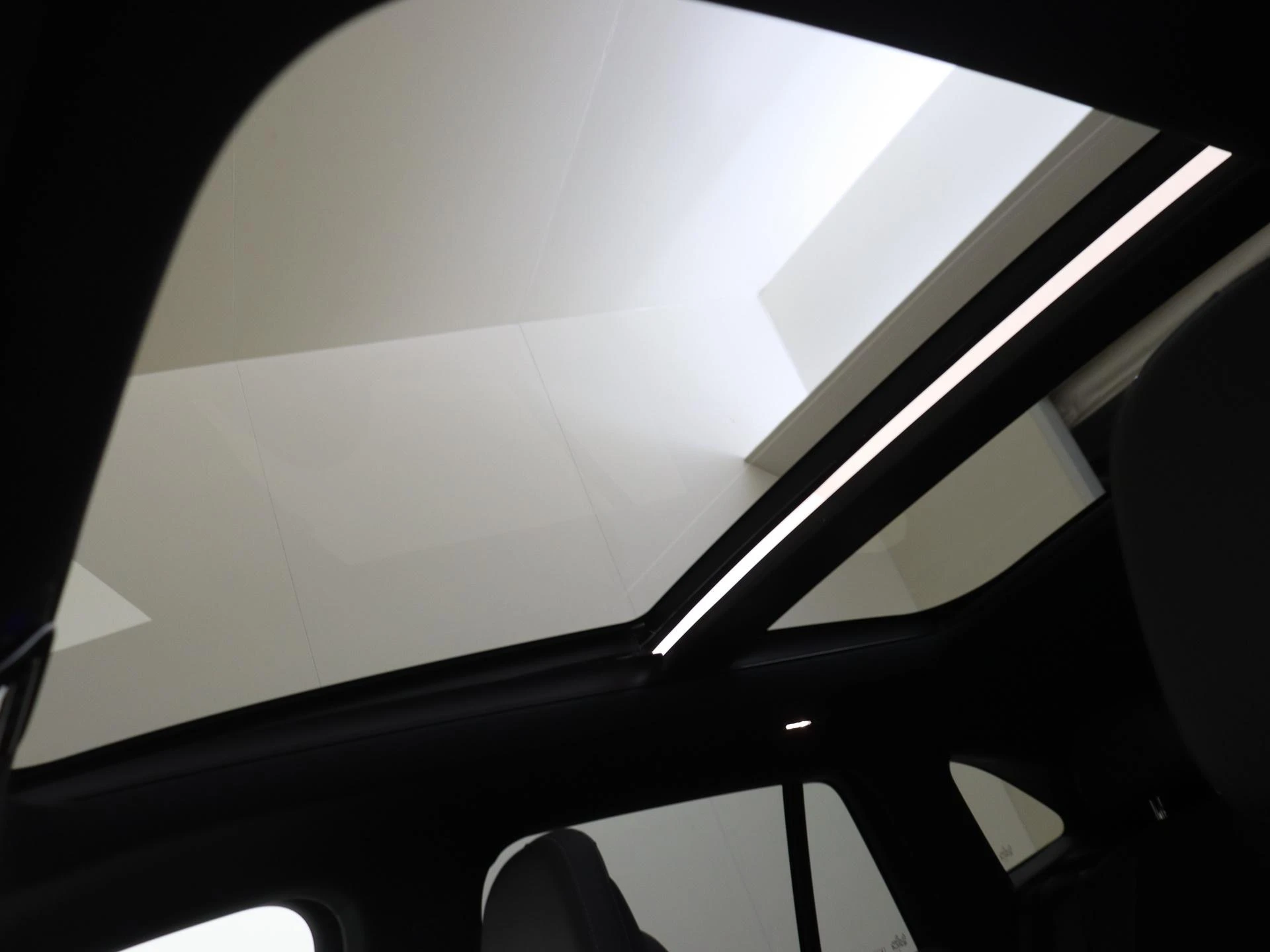 Mercedes-Benz-EQE-image-25