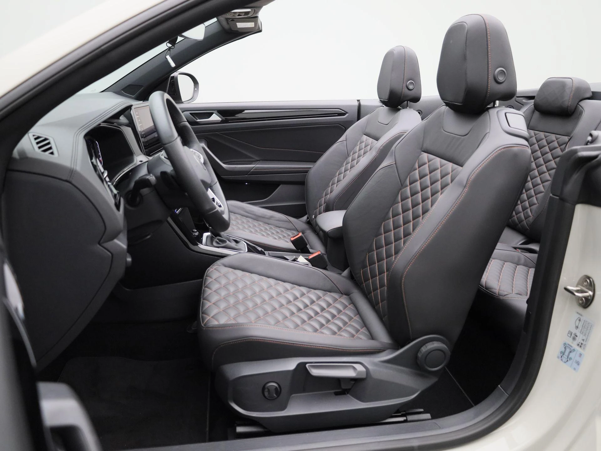 Volkswagen-T-Roc-image-11