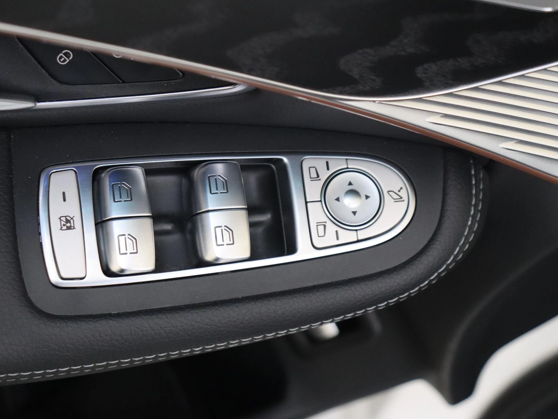 Mercedes-Benz-EQC-image-26