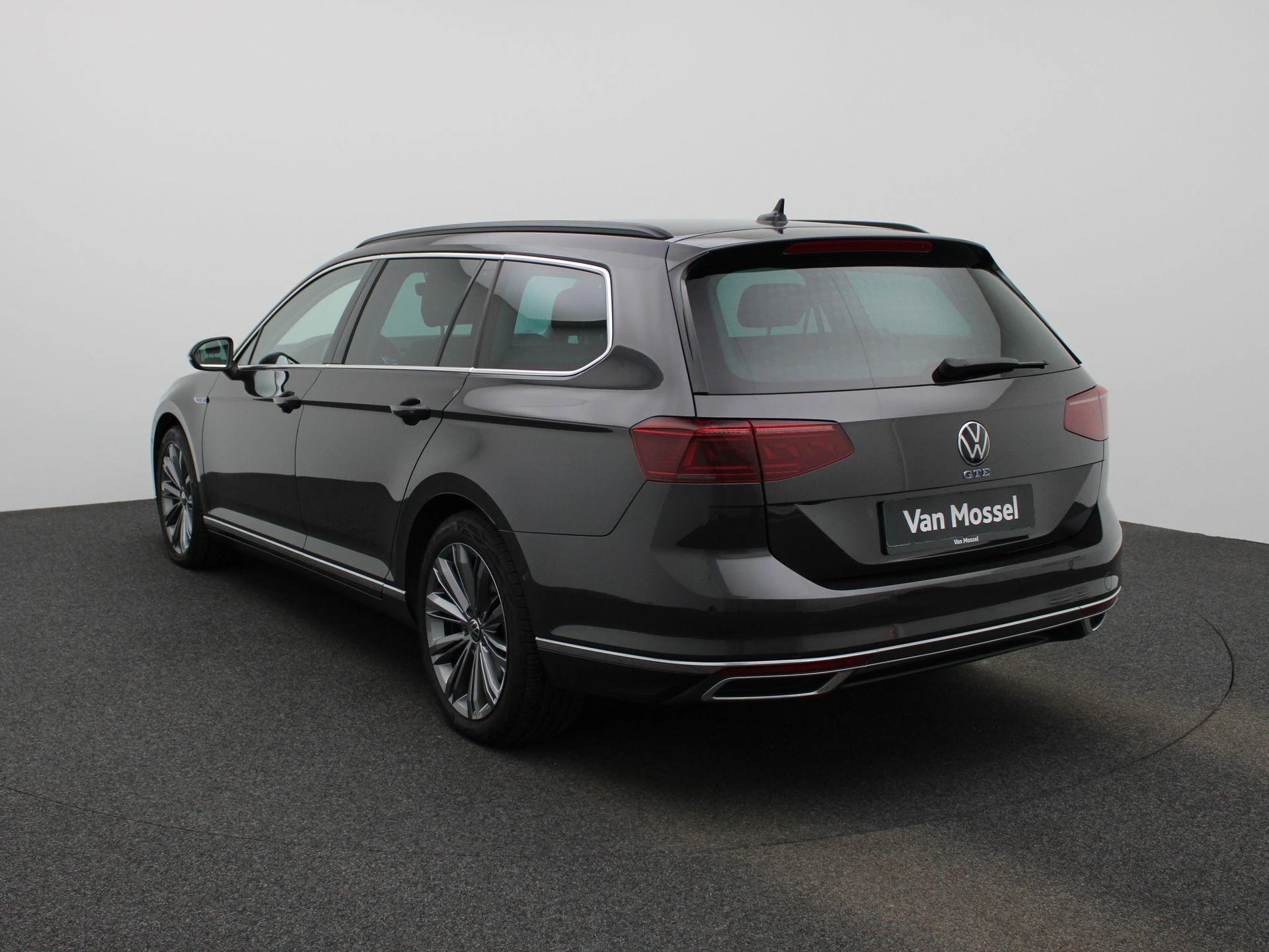 Volkswagen-Passat-image-1