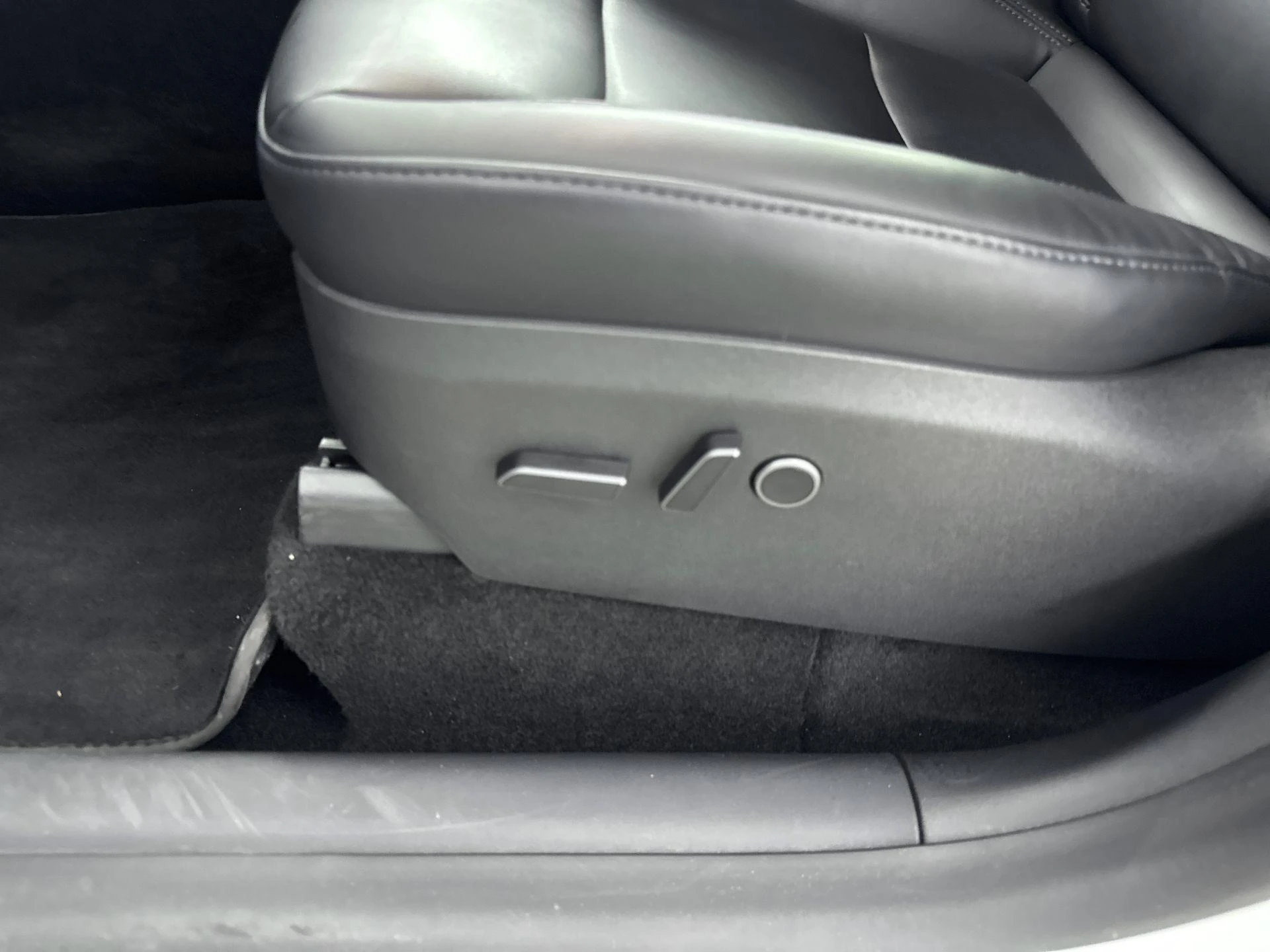 Tesla-Model Y-image-18