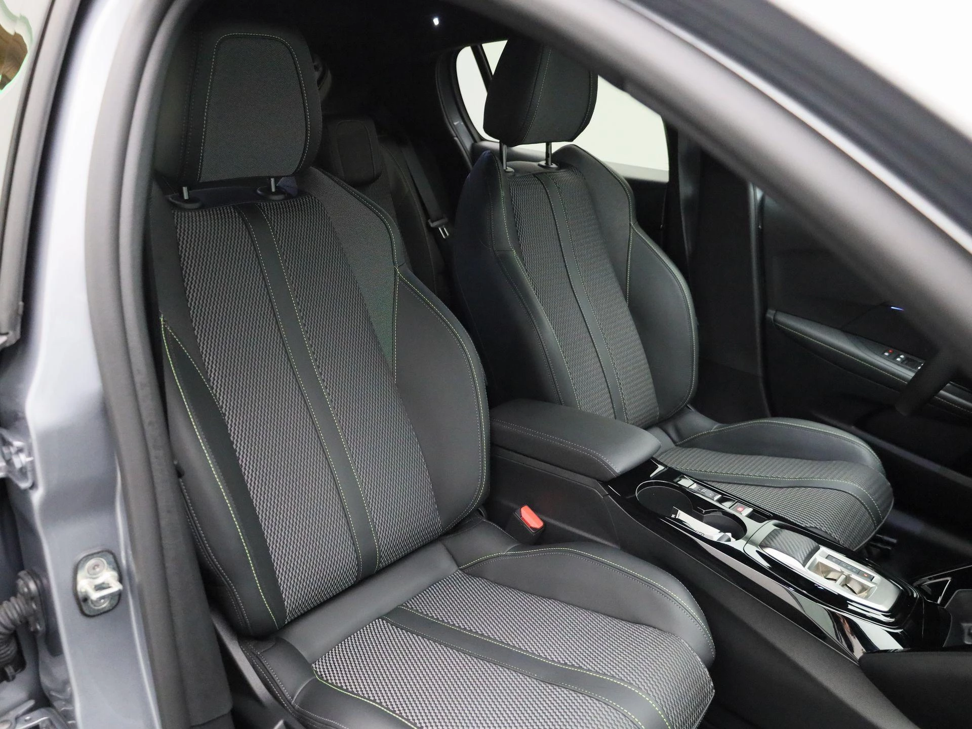 Peugeot 208 1.2 HYBRID 100 e-DSC6 GT