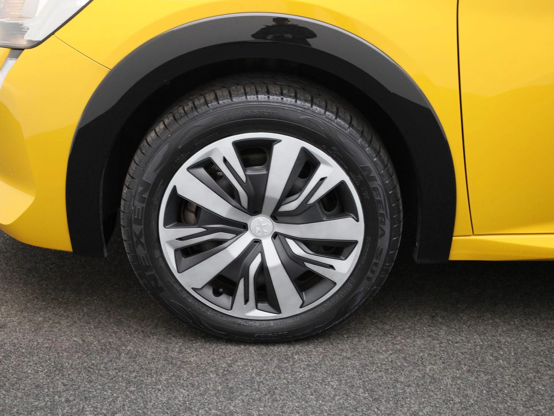 Peugeot-e-208-image-10