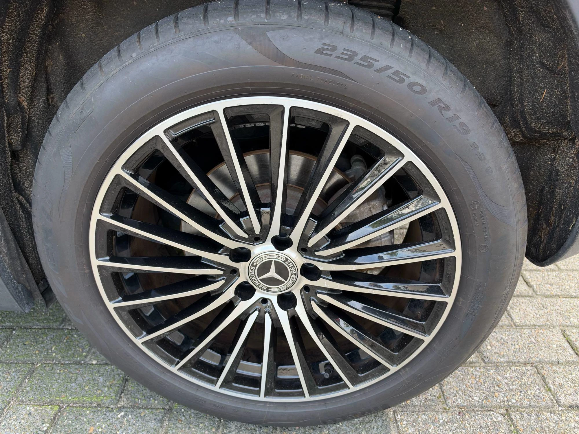 Mercedes-Benz-GLA-image-13