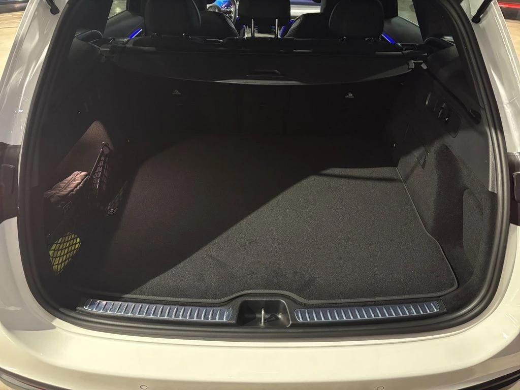 Mercedes-Benz-GLC 300 d-image-13
