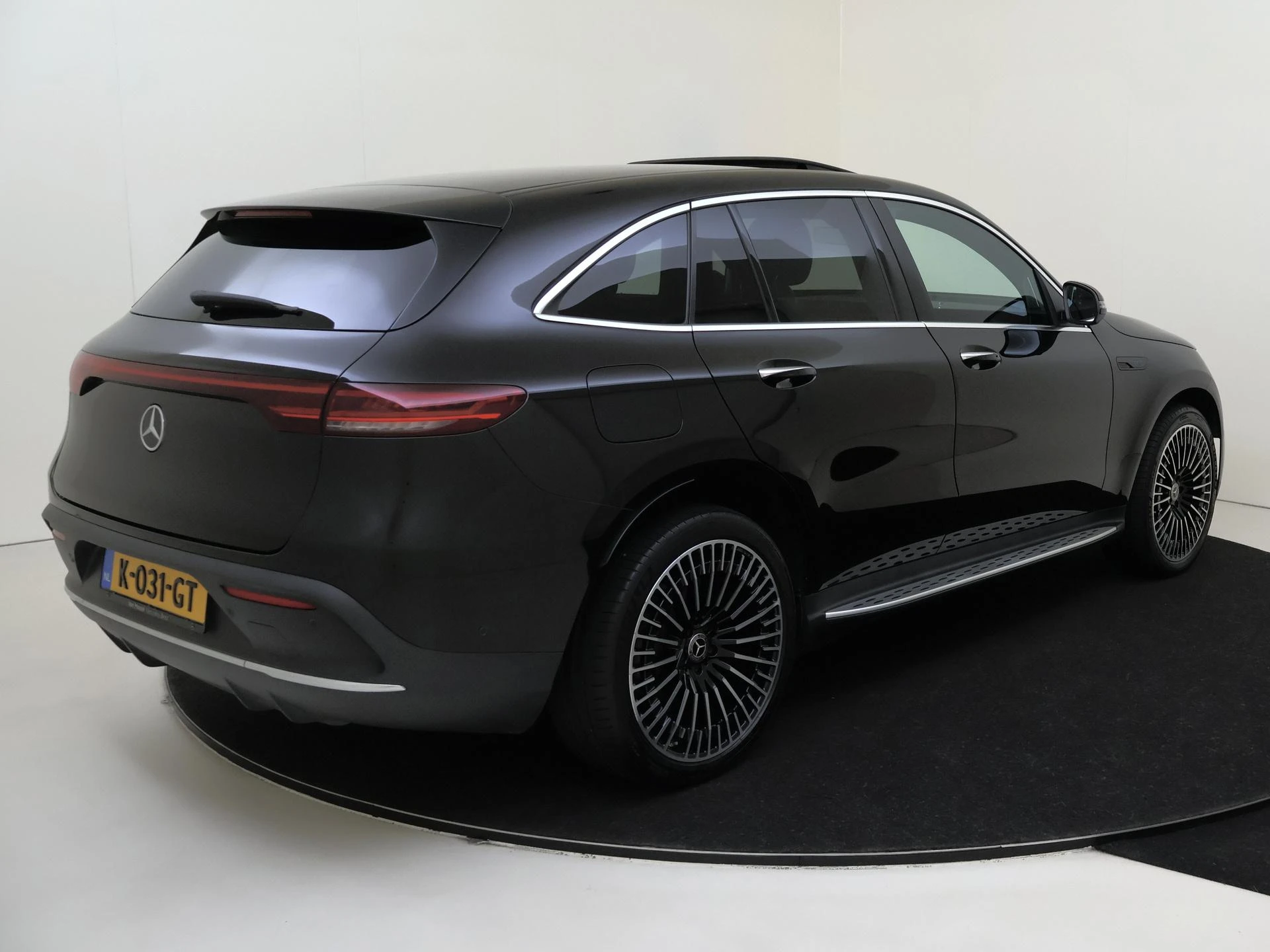 Mercedes-Benz-EQC-image-3