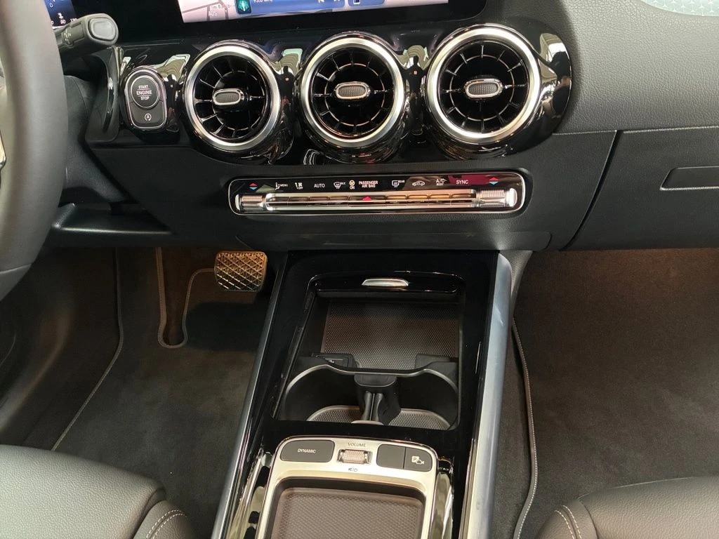 Mercedes-Benz-GLA 200 d-image-18