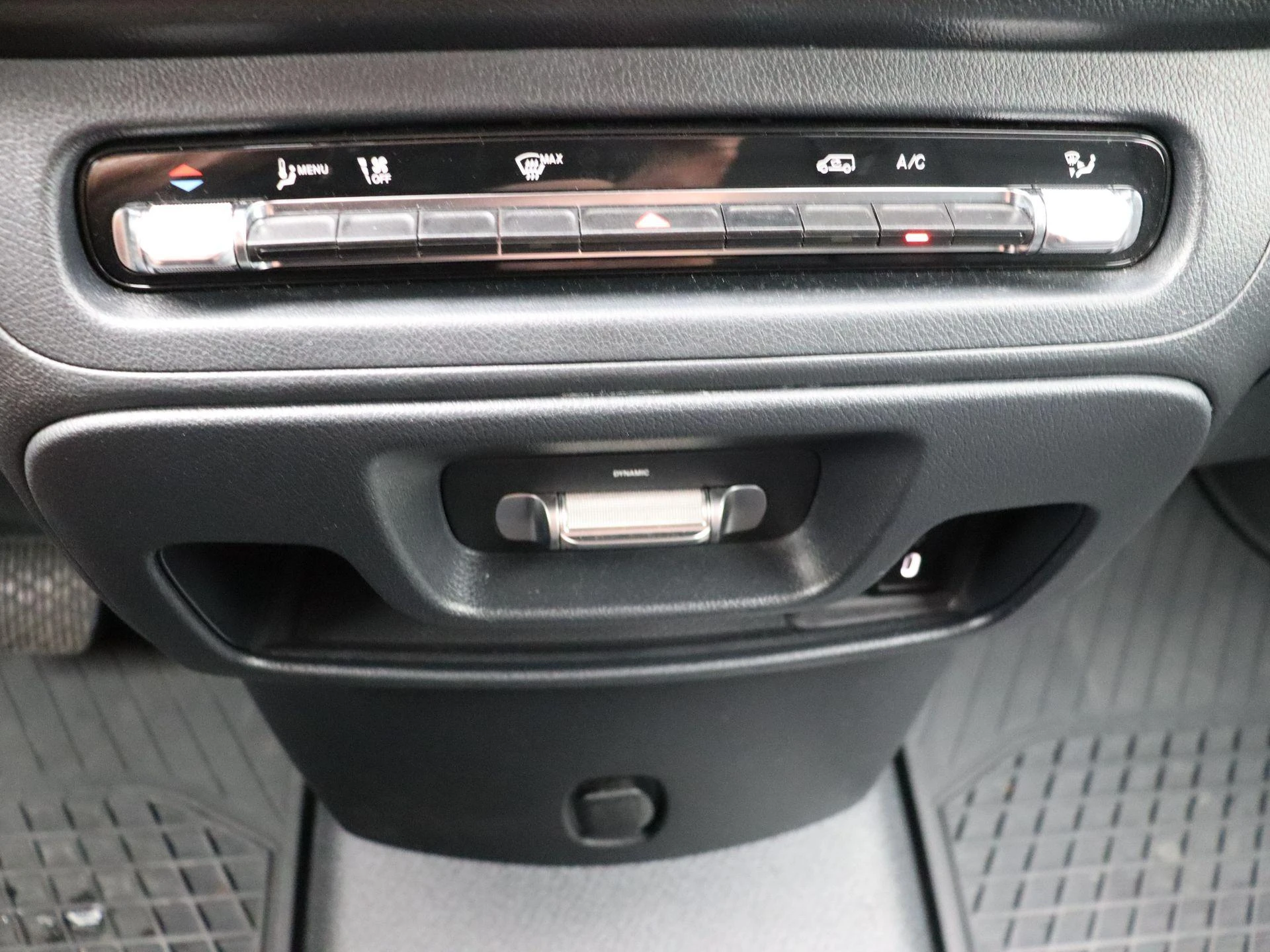 Mercedes-Benz-Vito-image-17