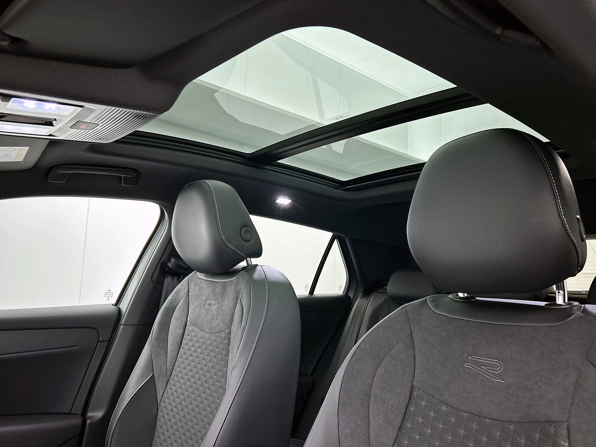Volkswagen-T-Roc-image-29