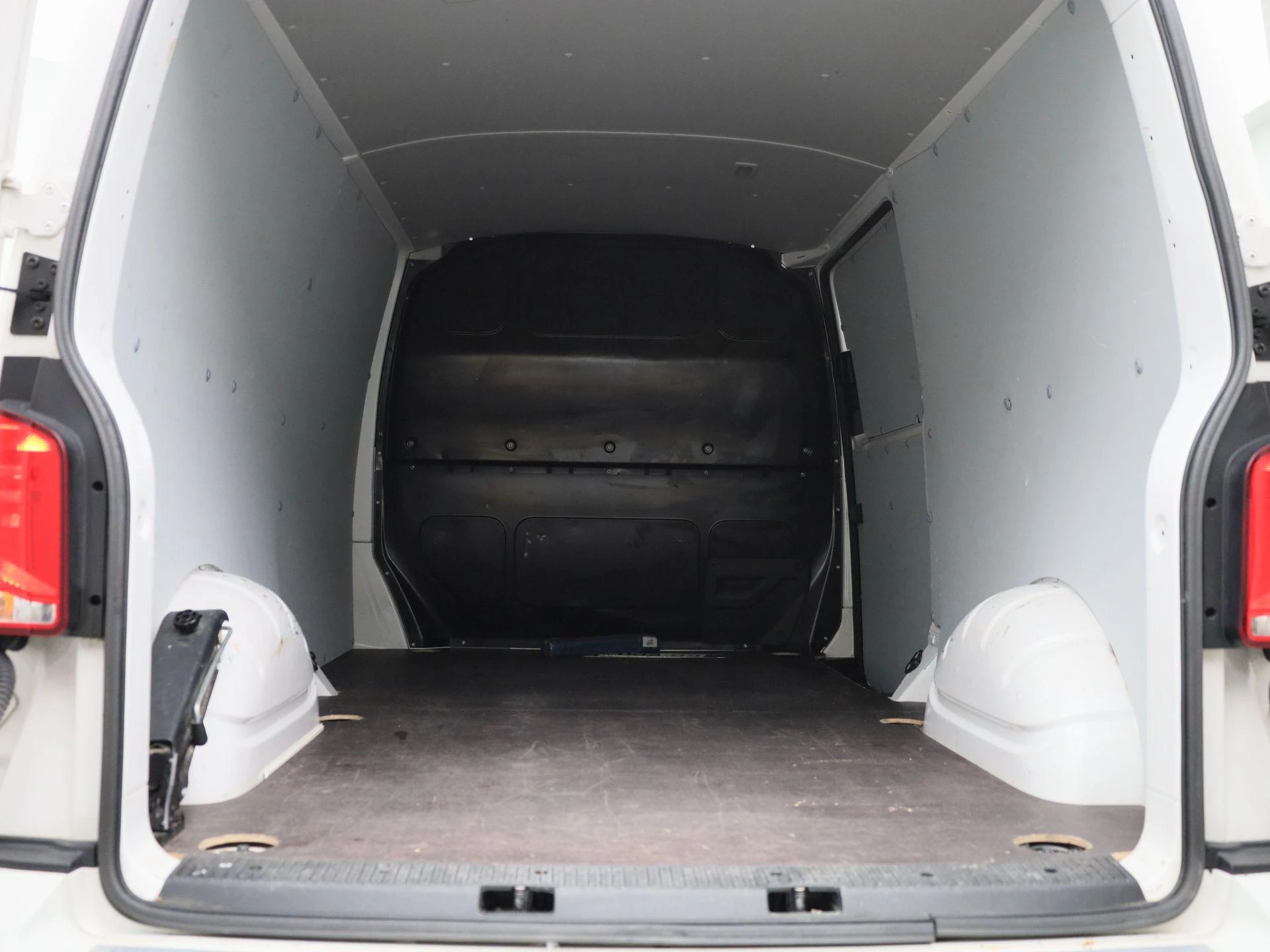Volkswagen-Transporter-image-17