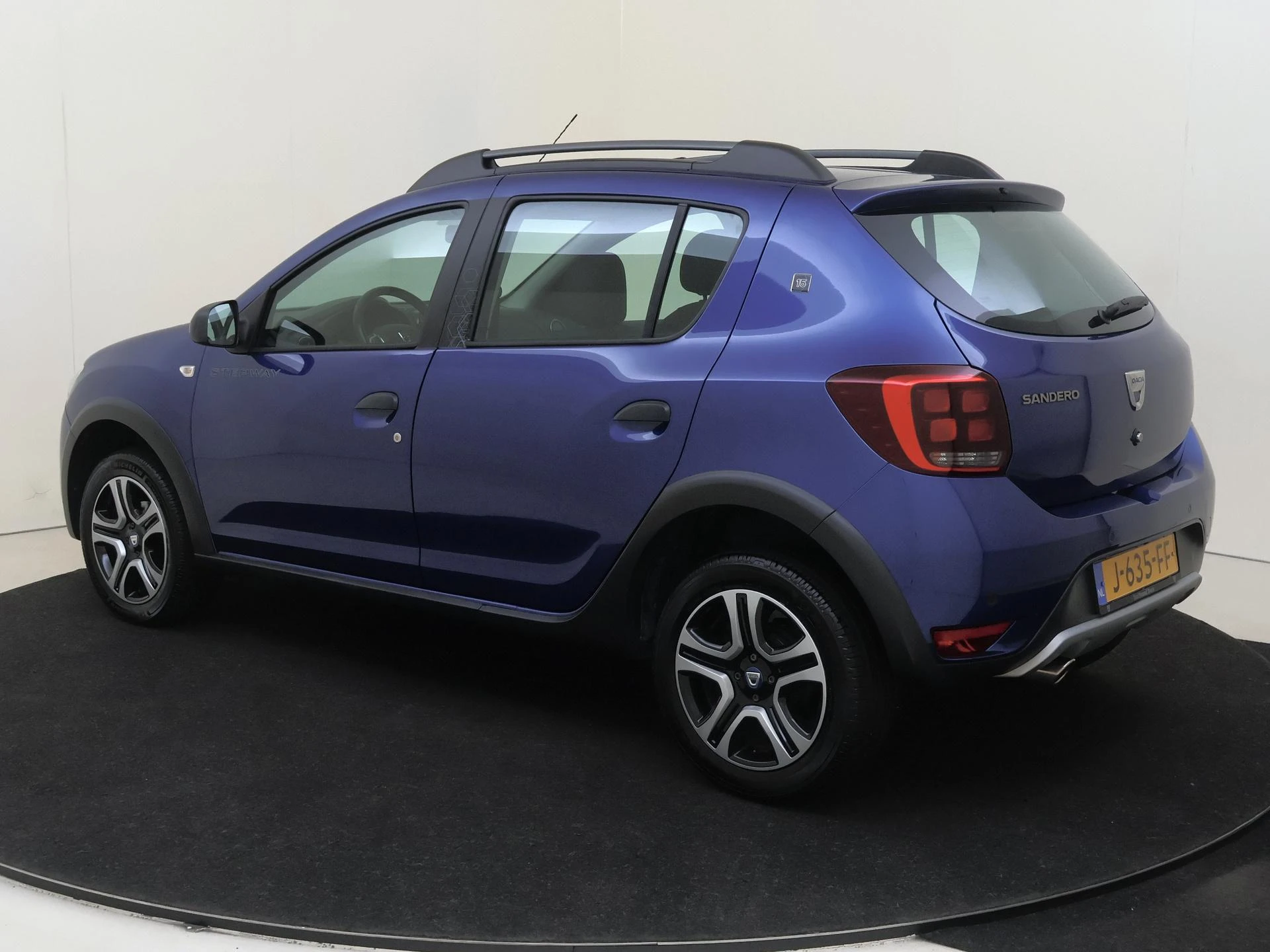 Dacia-Sandero Stepway-image-2