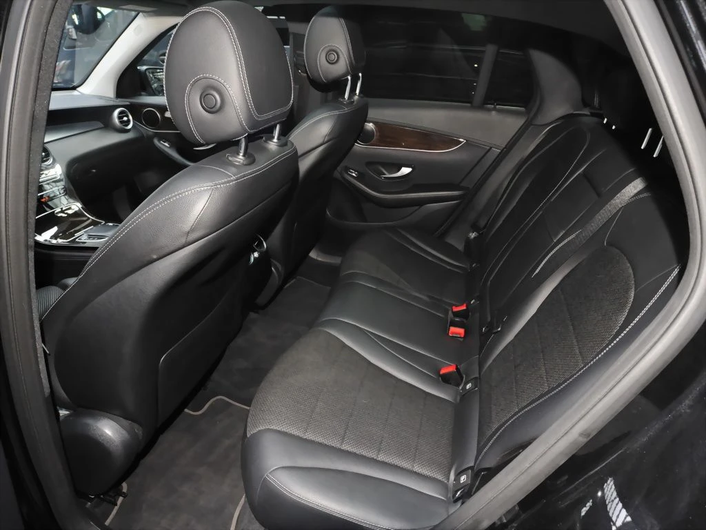 Mercedes-Benz-GLC 300 de-image-13