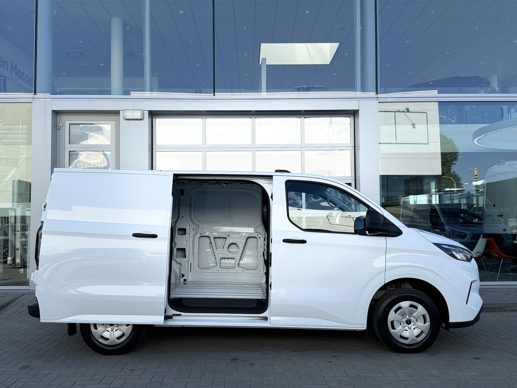 Ford-Transit Custom-image-3
