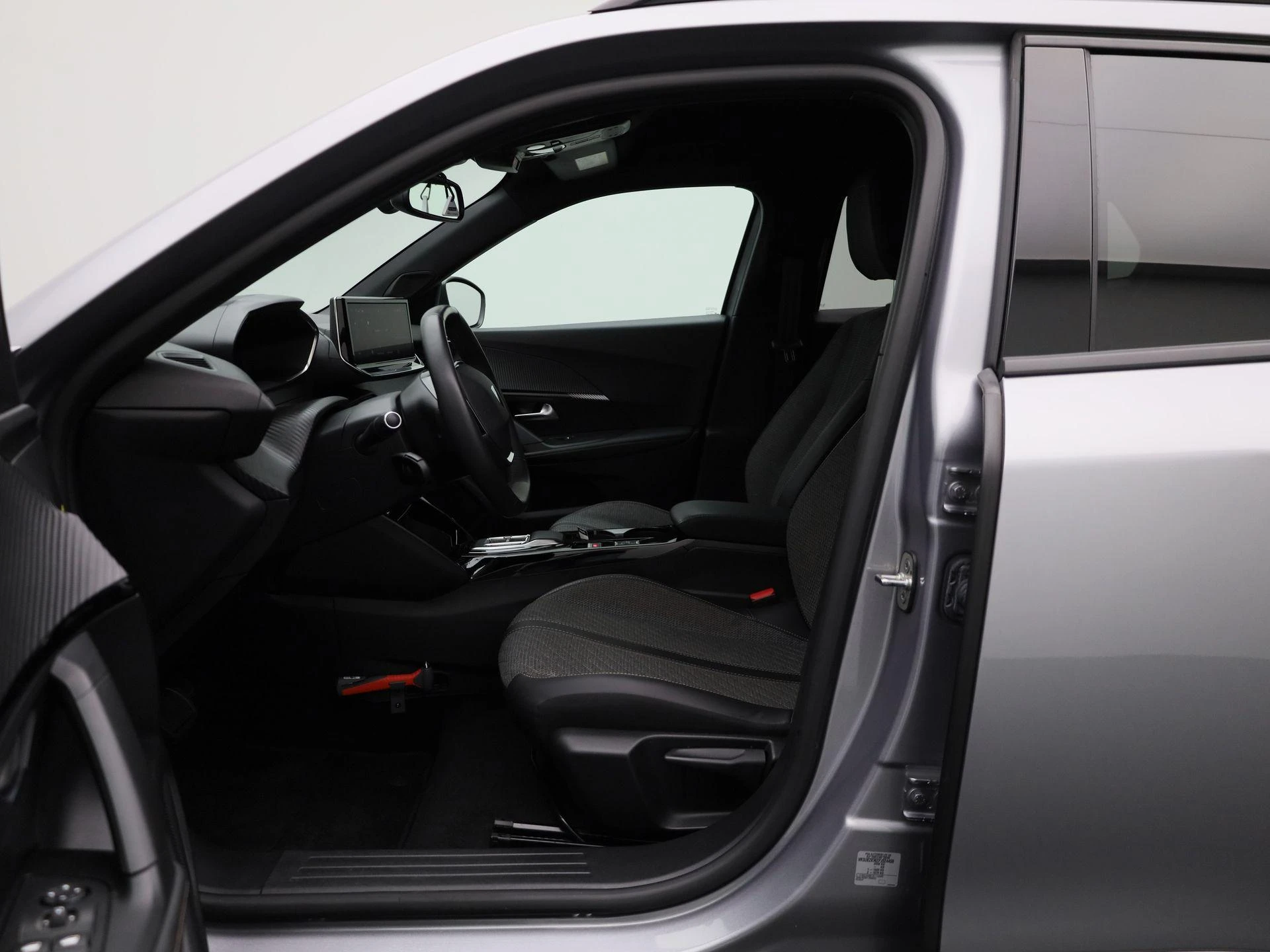 Peugeot-e-2008-image-8