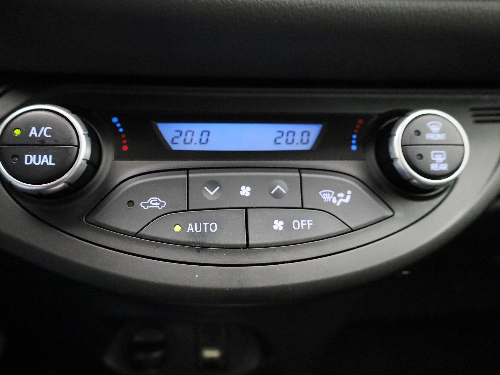 Toyota-Yaris-image-24