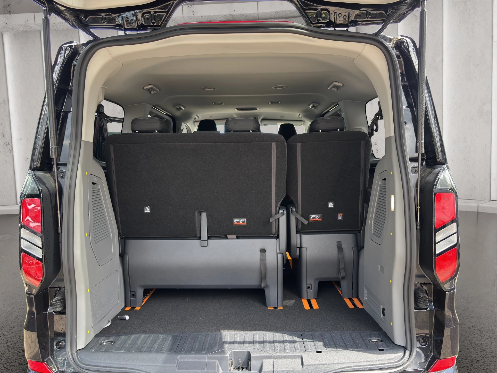 Ford Tourneo Custom Titanium 2.0 EcoBlue 125kW 320 L1 Auto FWD Van. 4-türig