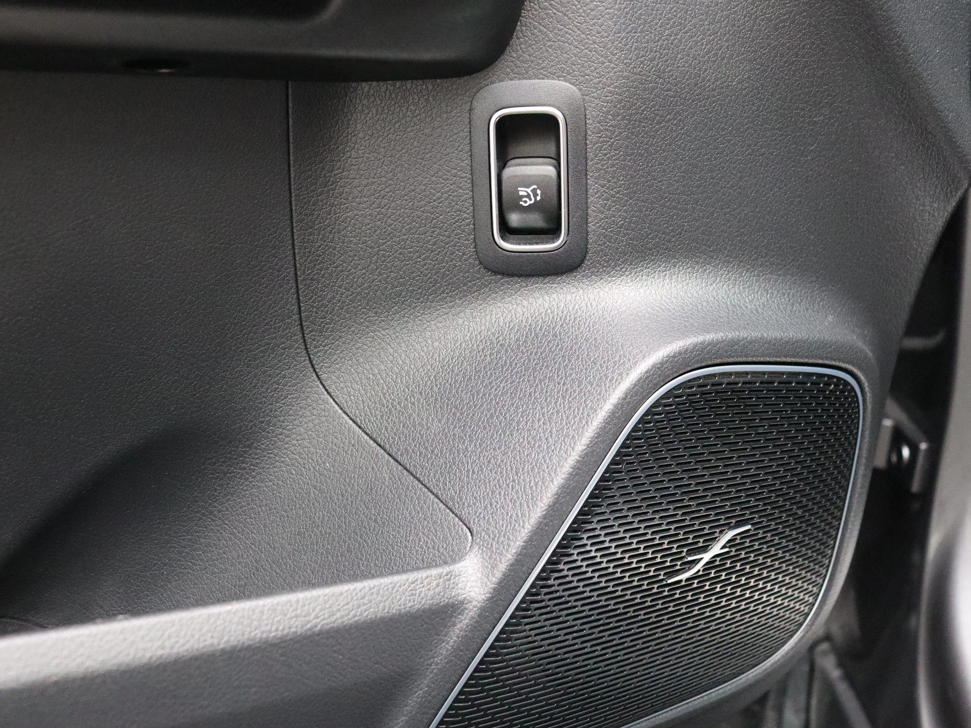 Mercedes-Benz-EQA-image-8