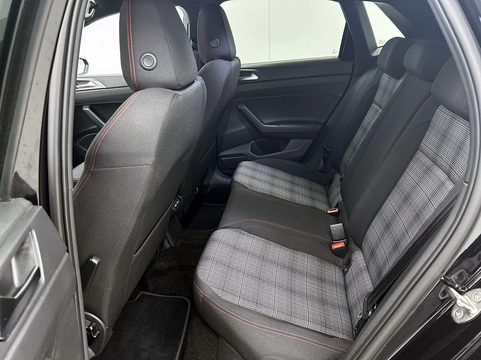 Volkswagen-Polo-image-27