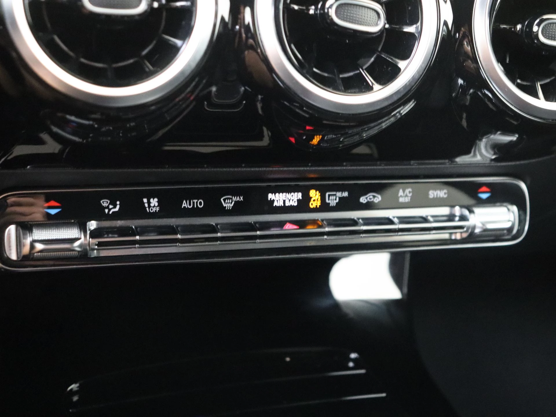 Mercedes-Benz-CLA-image-19