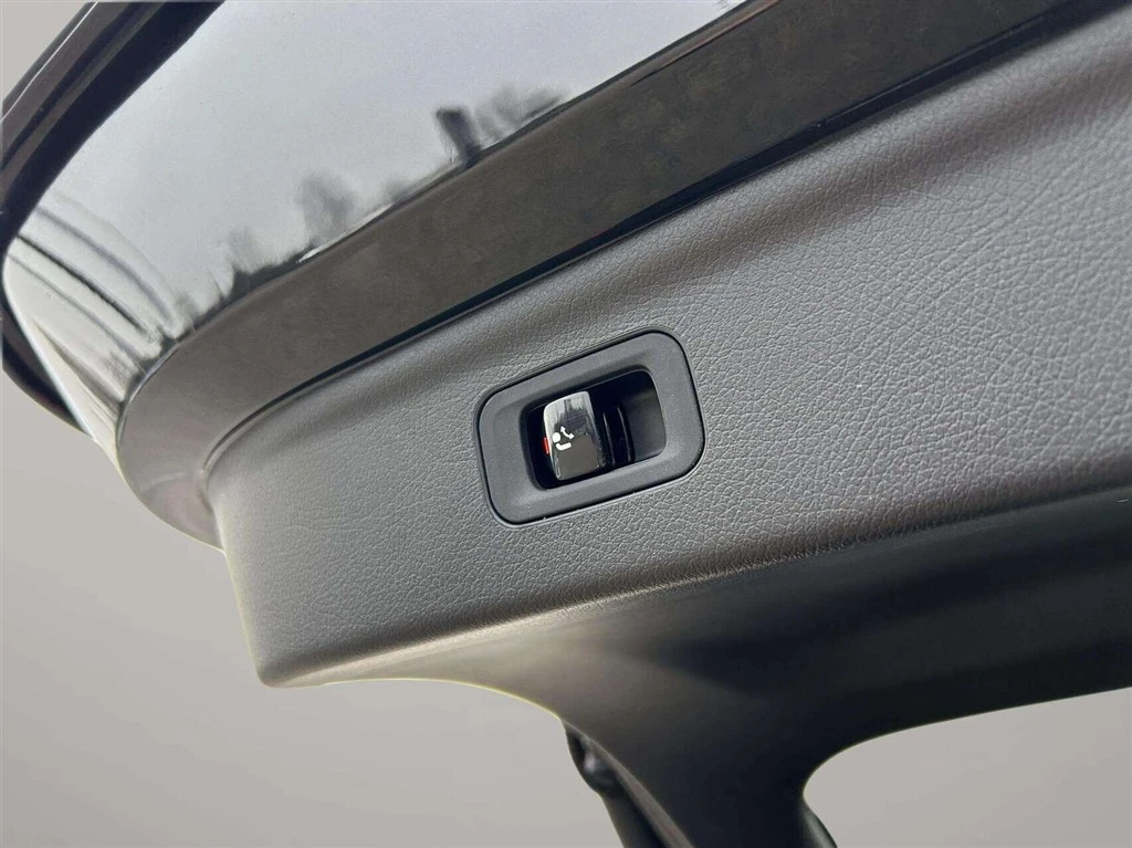 Mercedes-Benz-EQE-image-12