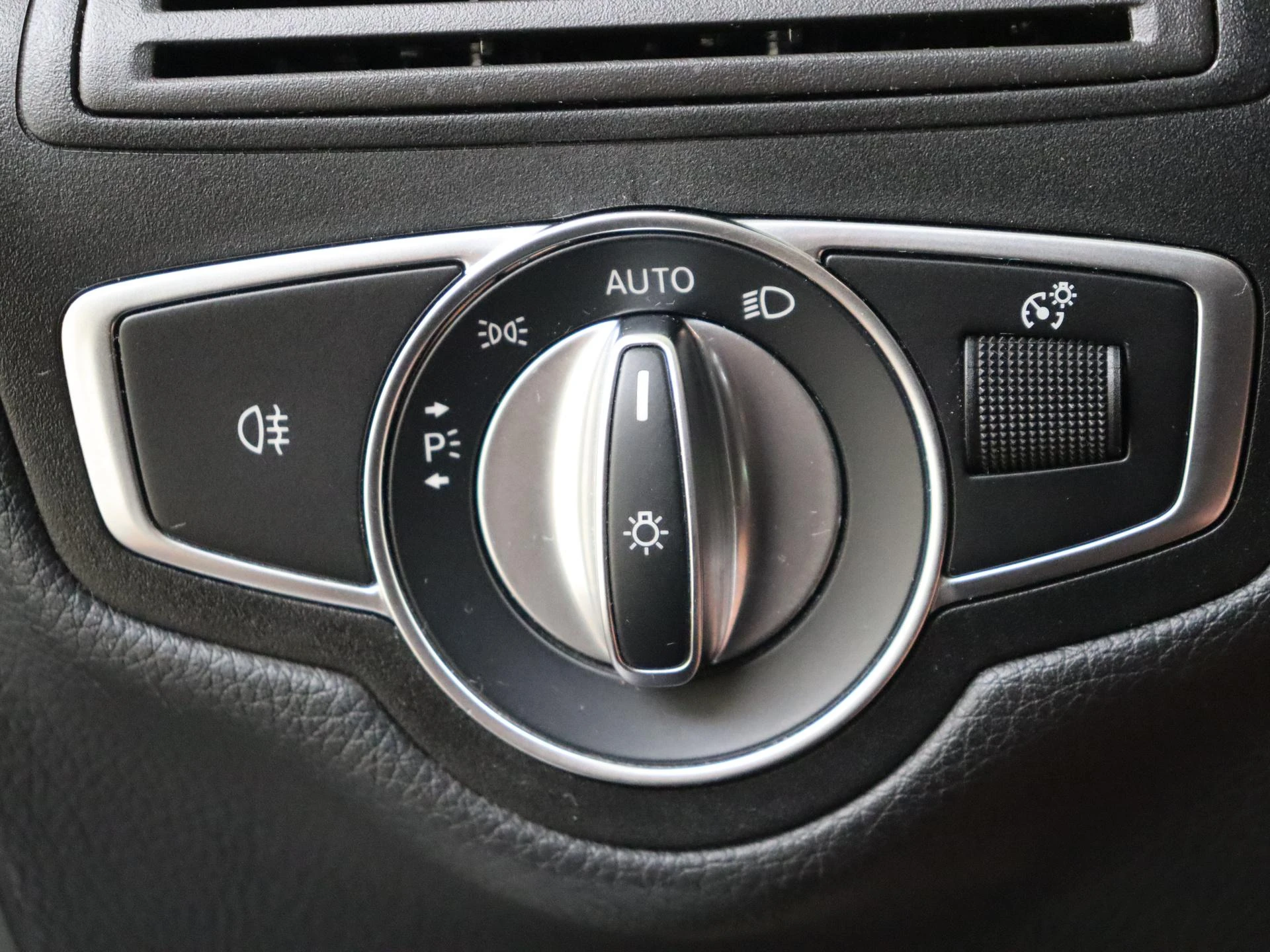 Mercedes-Benz-GLC-image-24