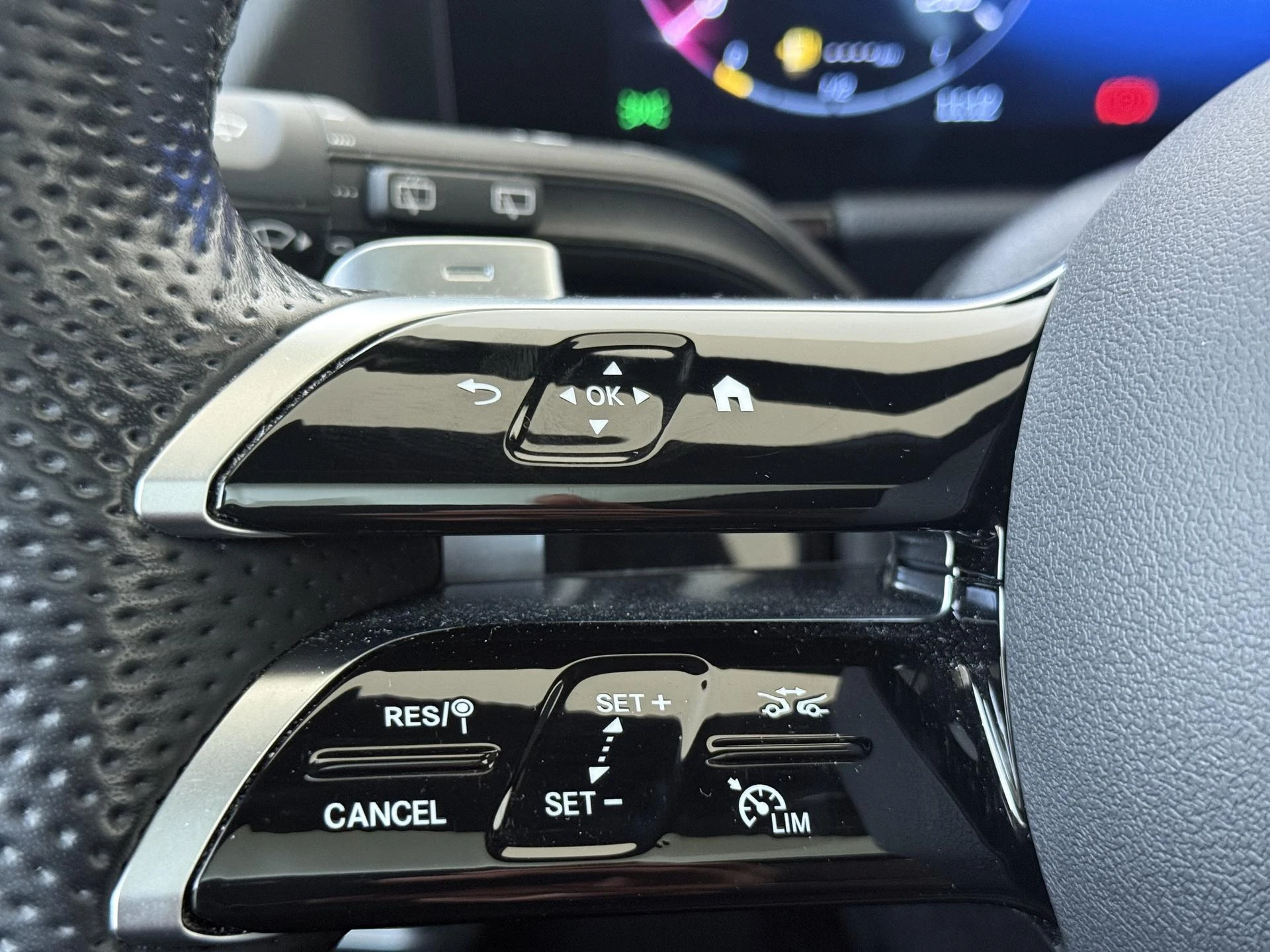 Mercedes-Benz-GLA-image-11