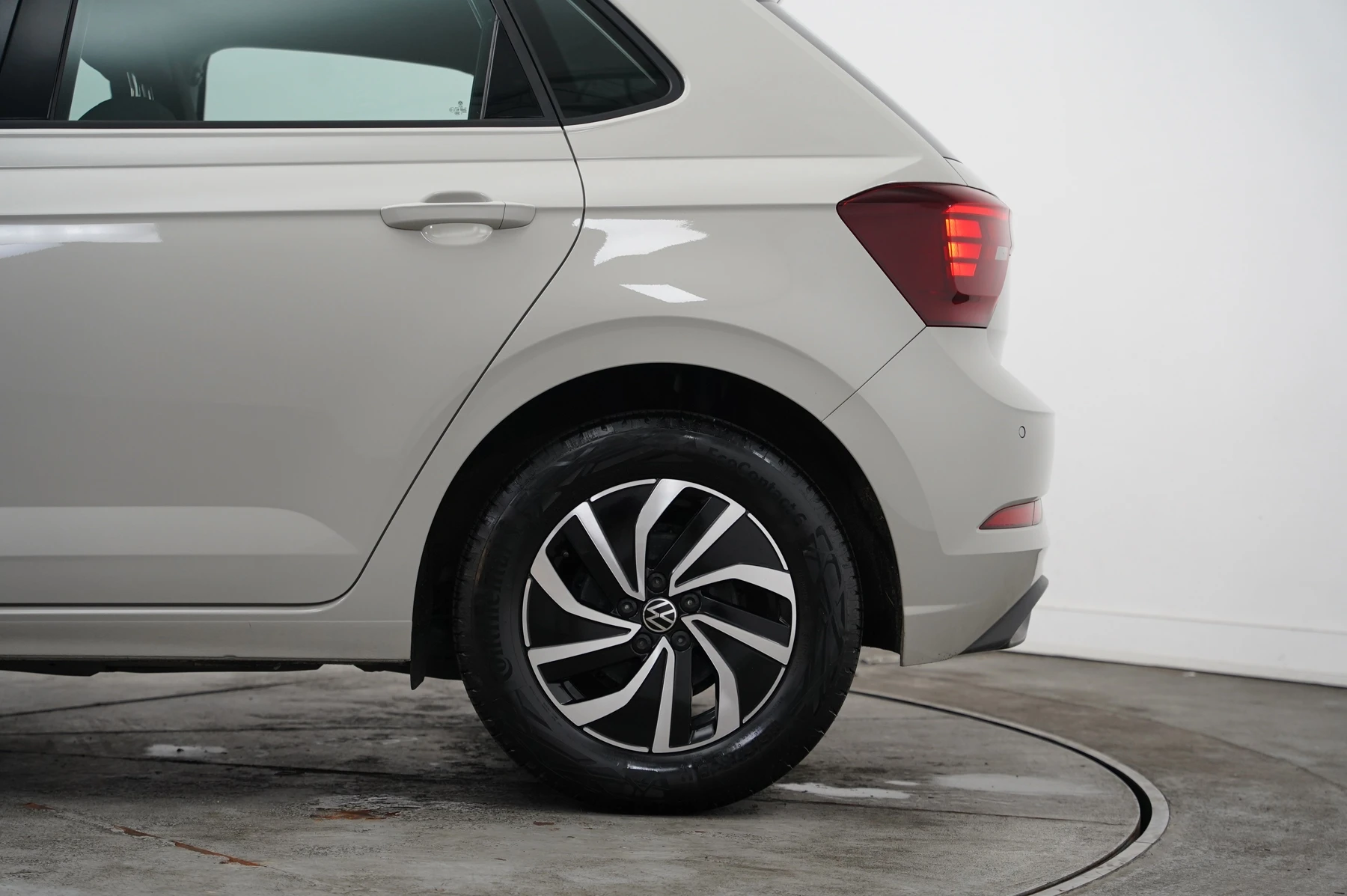 Volkswagen-Polo-image-27