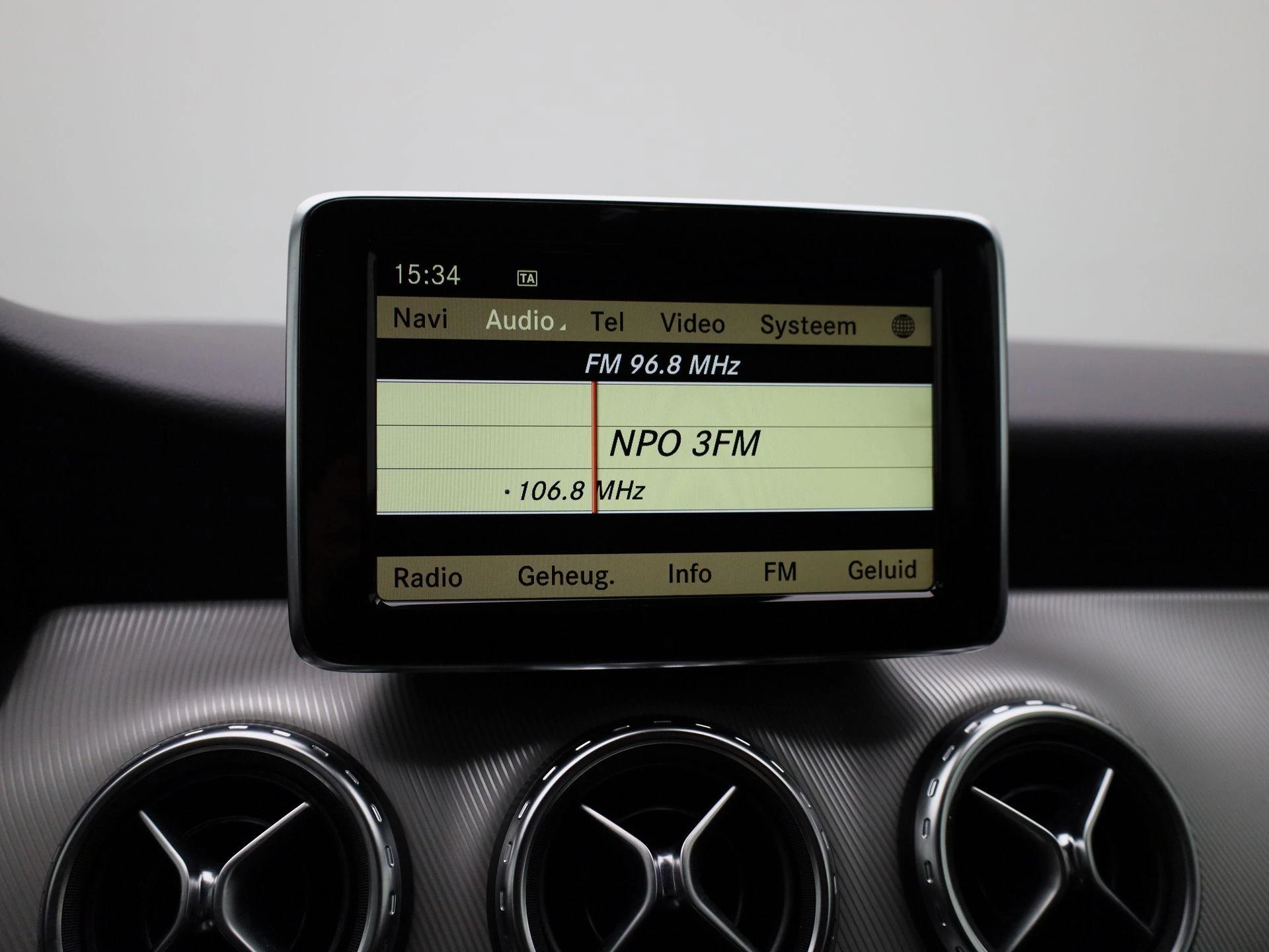 Mercedes-Benz-GLA-image-16