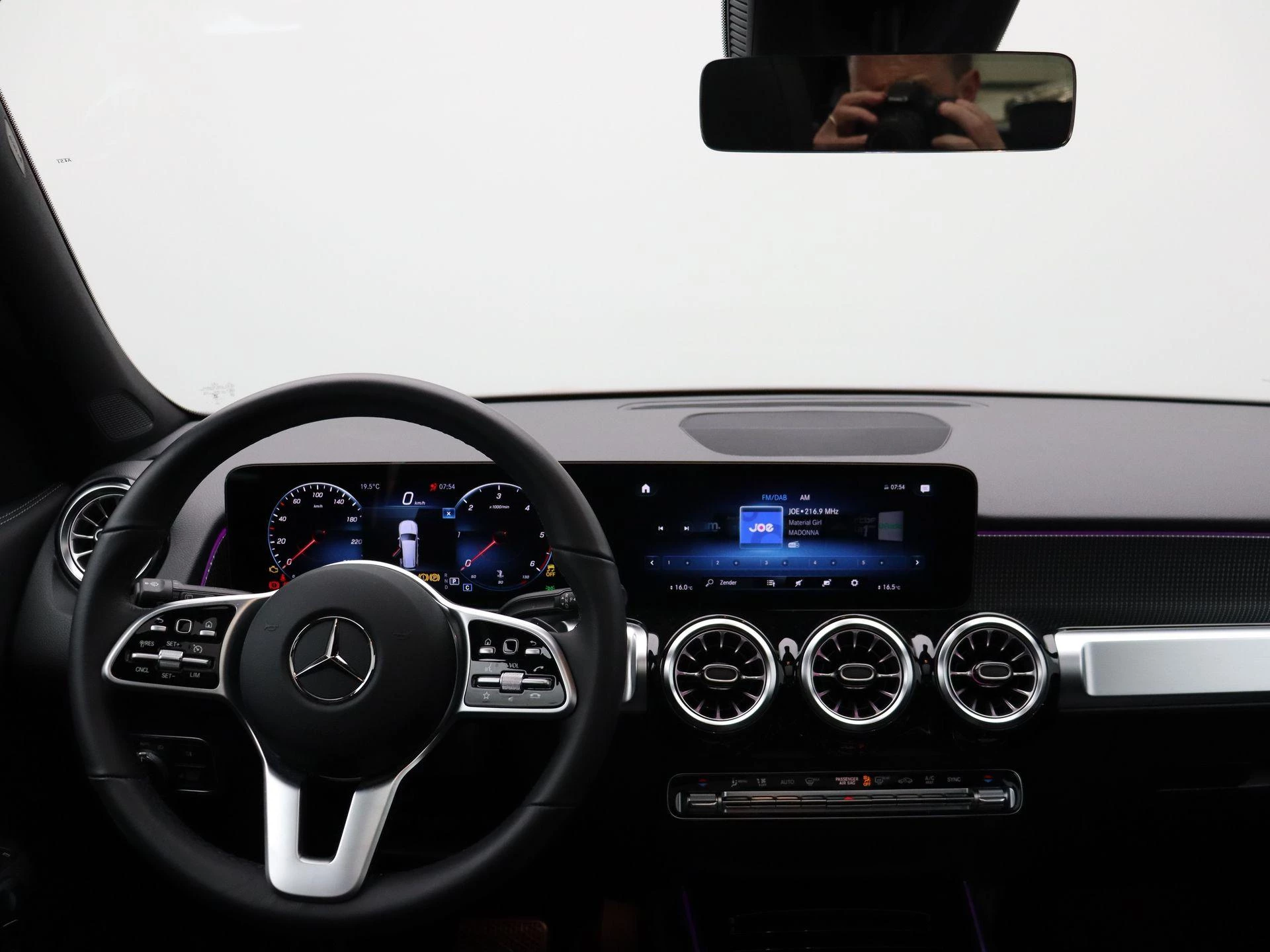 Mercedes-Benz GLB 180 d Business Solution + MULTIBEAM LED + PANO DAK + CARPLAY + LEDER +