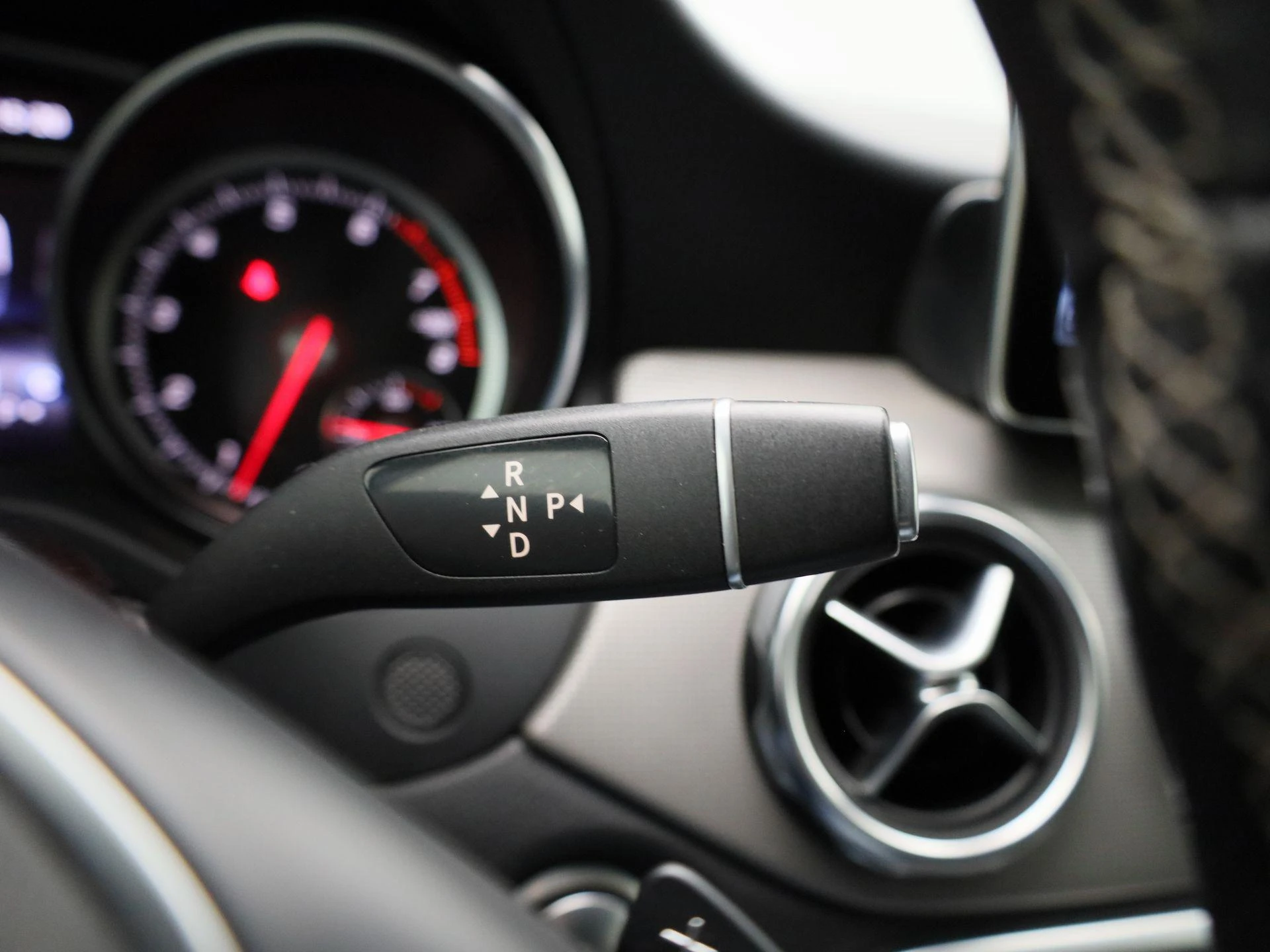 Mercedes-Benz-GLA-image-23