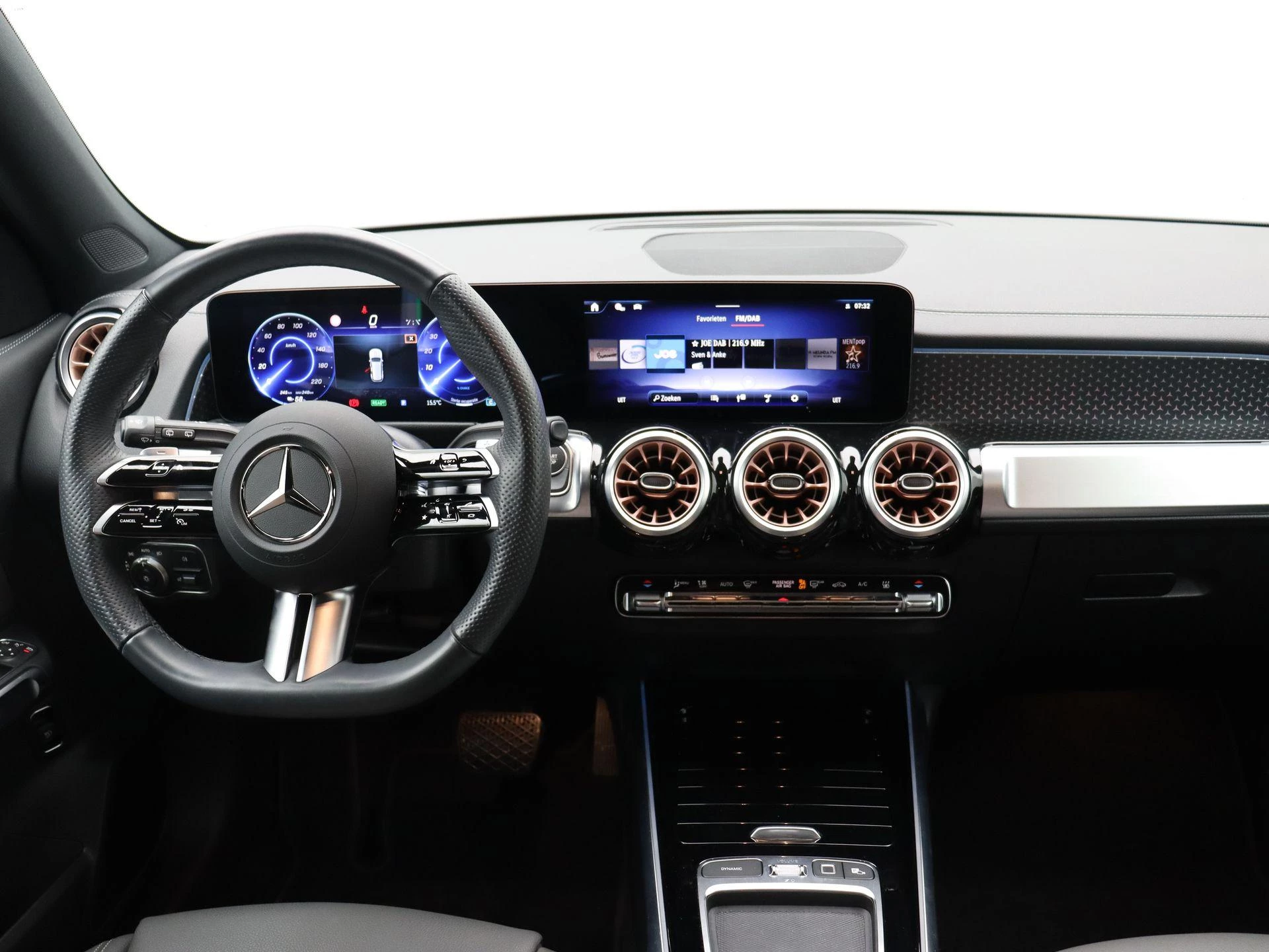 Mercedes-Benz-EQB-image-15