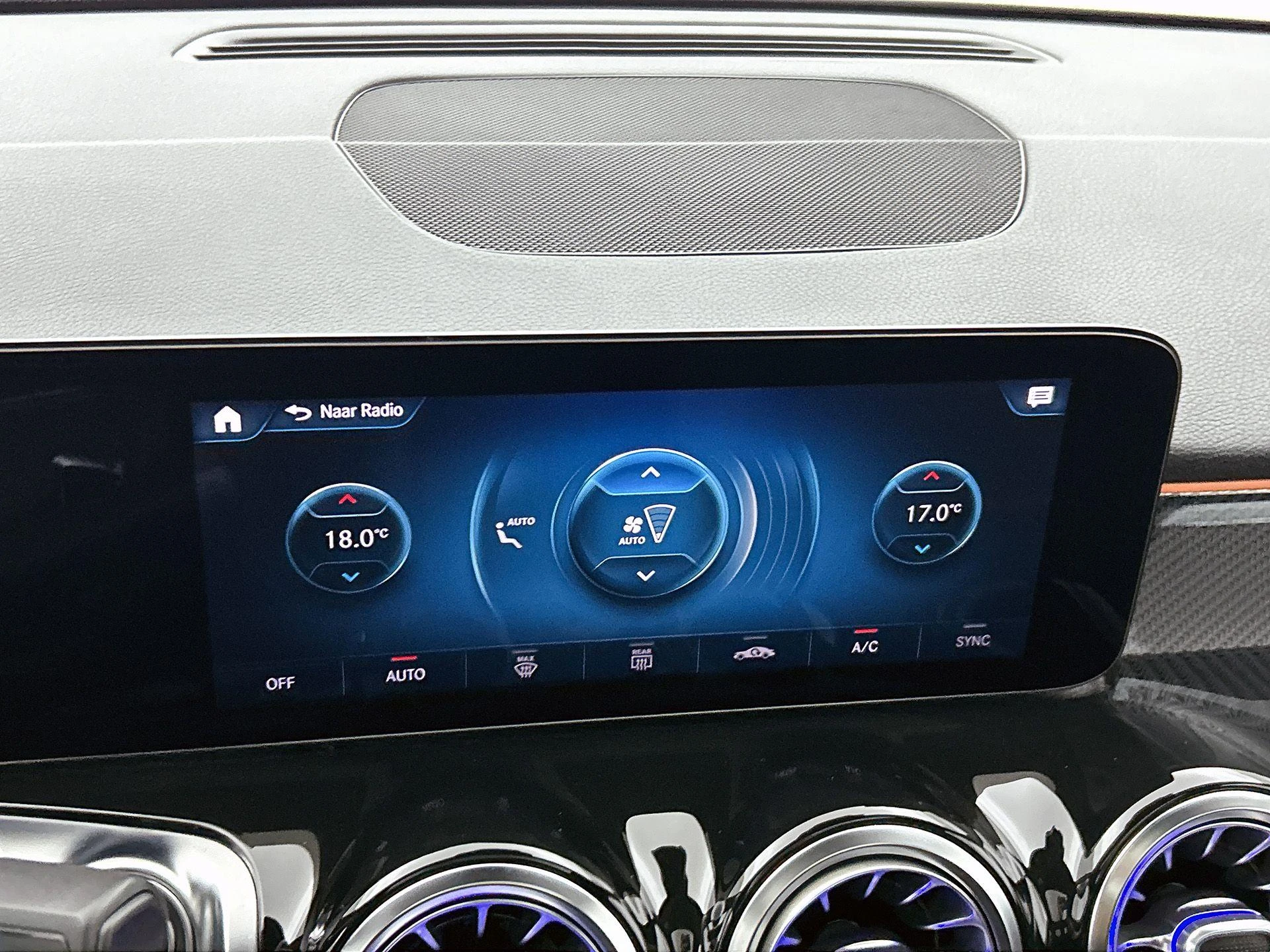 Mercedes-Benz-GLB-image-15